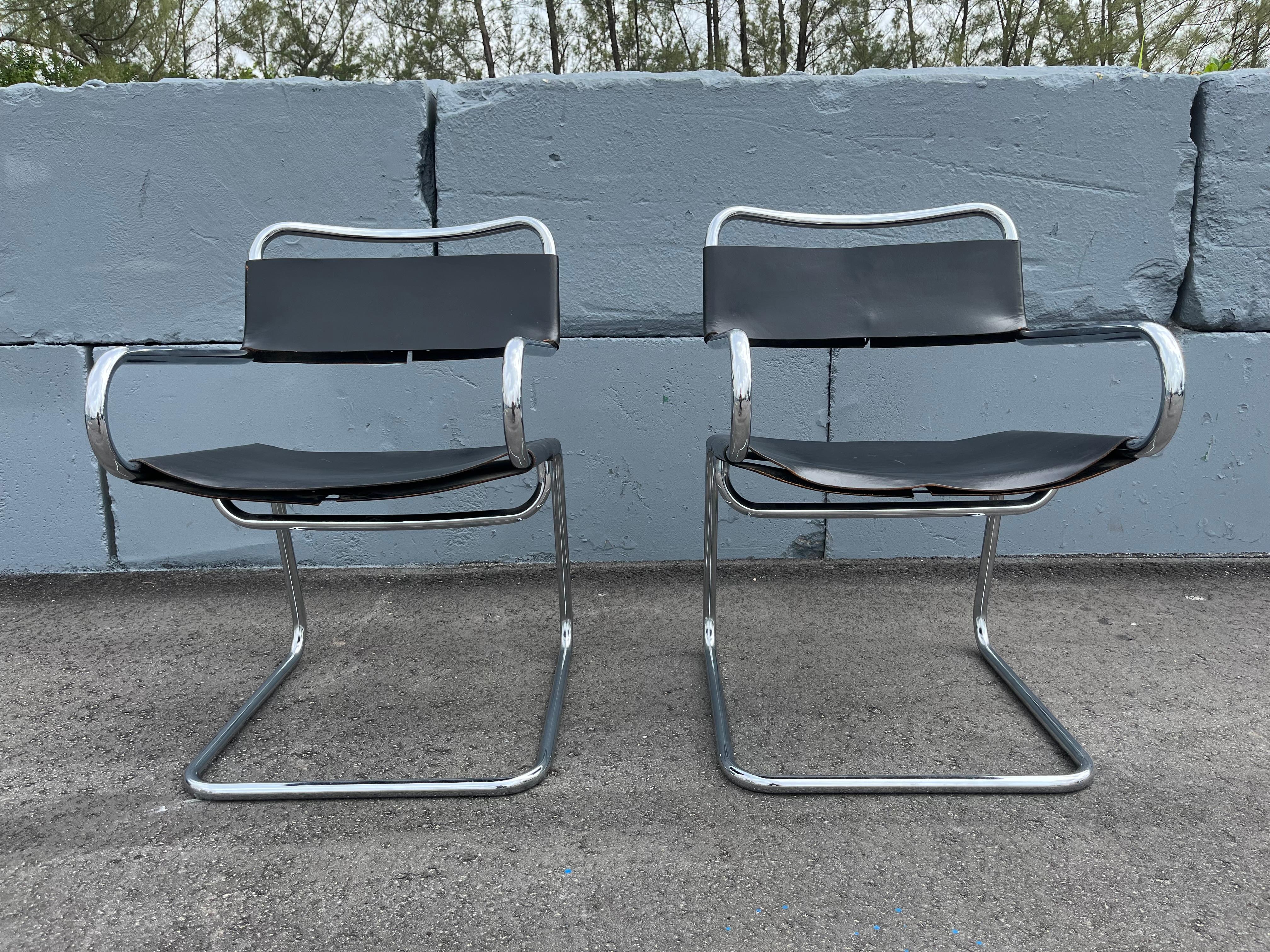 Mid-Century Modern Paire de superbes fauteuils luge italiens en cuir sellier en vente