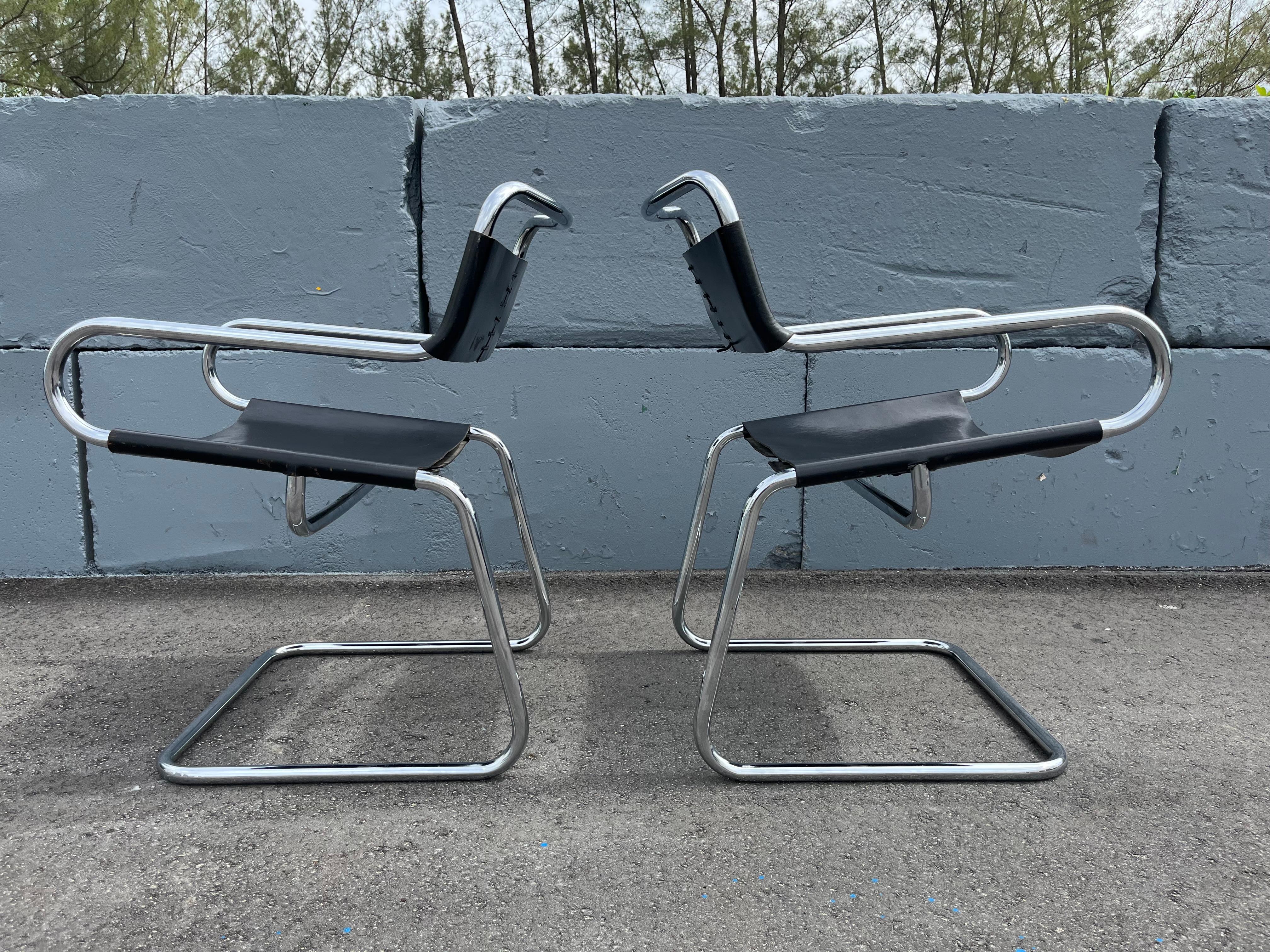 Paire de superbes fauteuils luge italiens en cuir sellier en vente 1