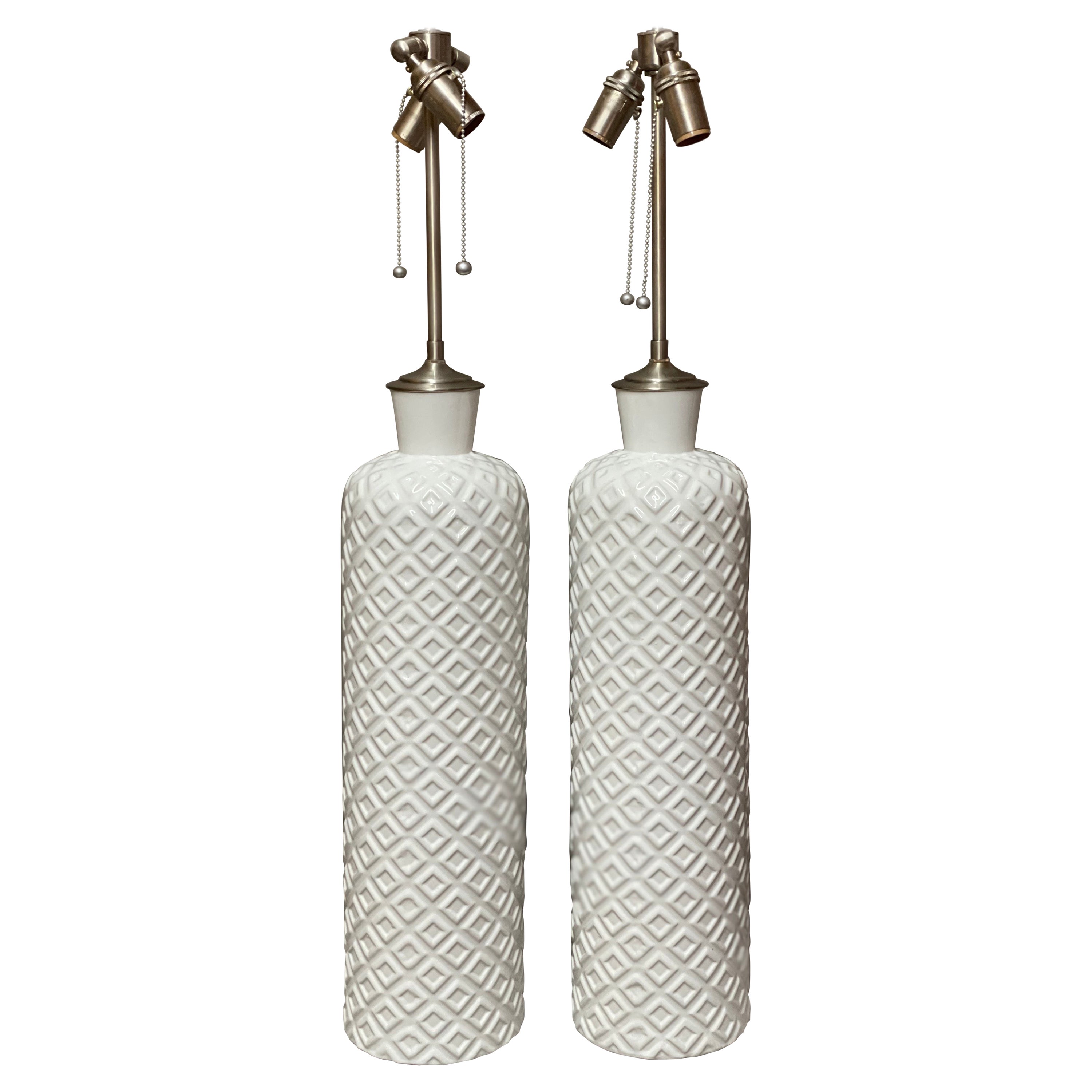 Coppia di grandi vasi alti in ceramica bianca goffrata con applicazione per lampada