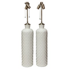 Coppia di grandi vasi alti in ceramica bianca goffrata con applicazione per lampada