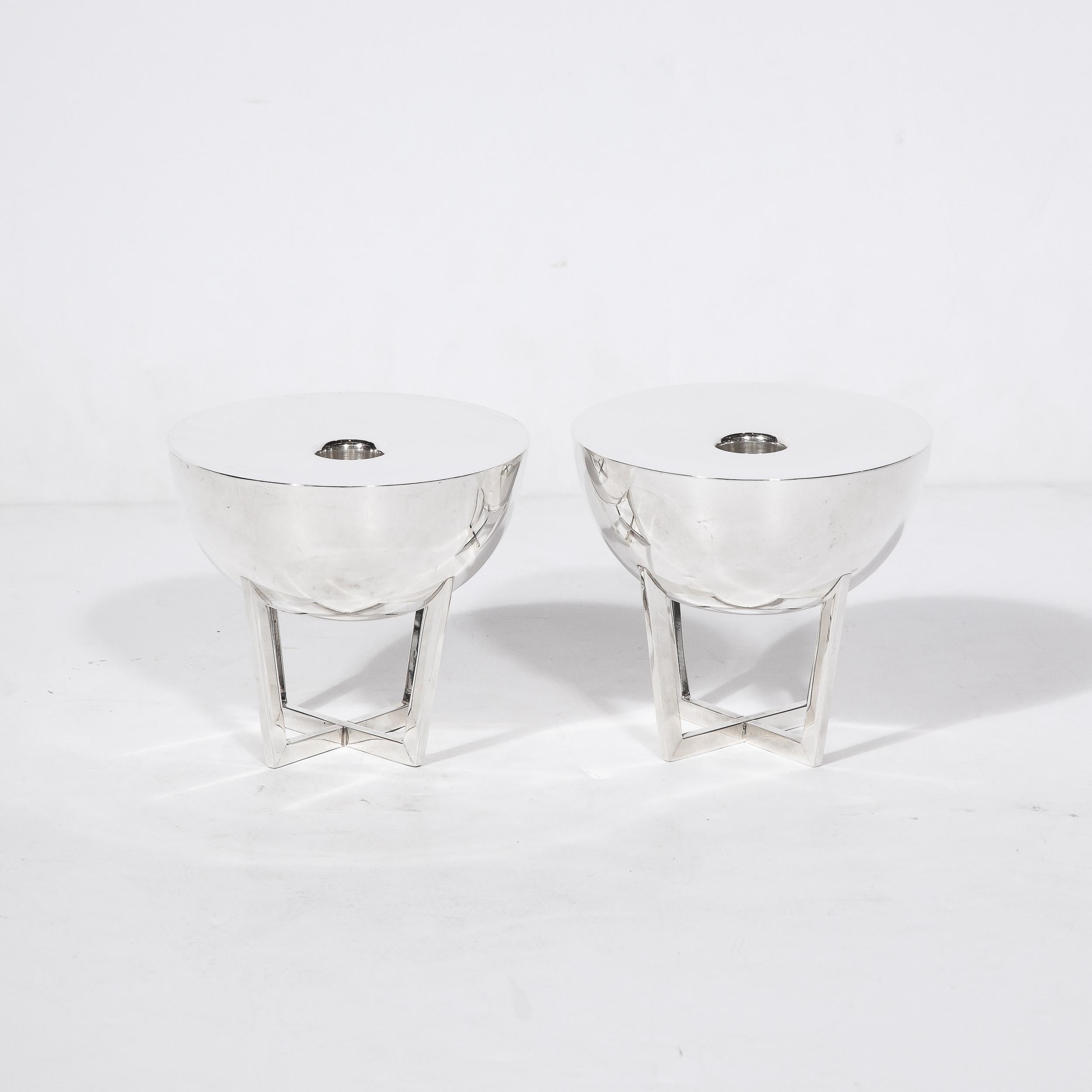 Dieses seltene Paar silberner Kerzenhalter stammt von dem Designer Allen Adler. Adler gilt als einer der größten amerikanischen Silberdesigner der Geschichte; seine Arbeiten wurden in bedeutende Museen und Privatsammlungen weltweit aufgenommen.
