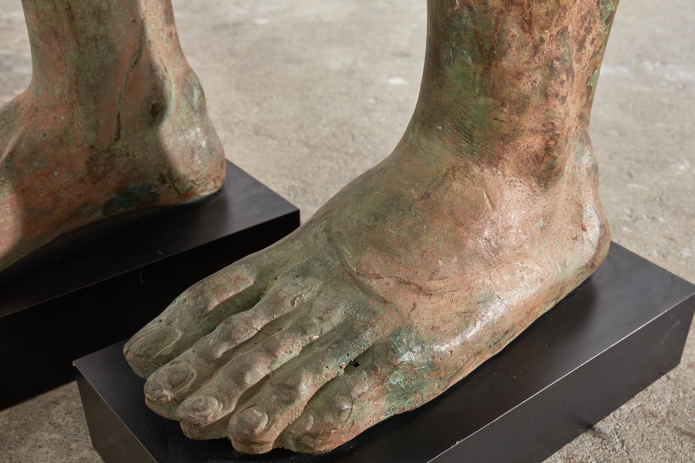Bronze Paire de pieds en bronze de style gréco-romain provenant d'une statue romaine en vente
