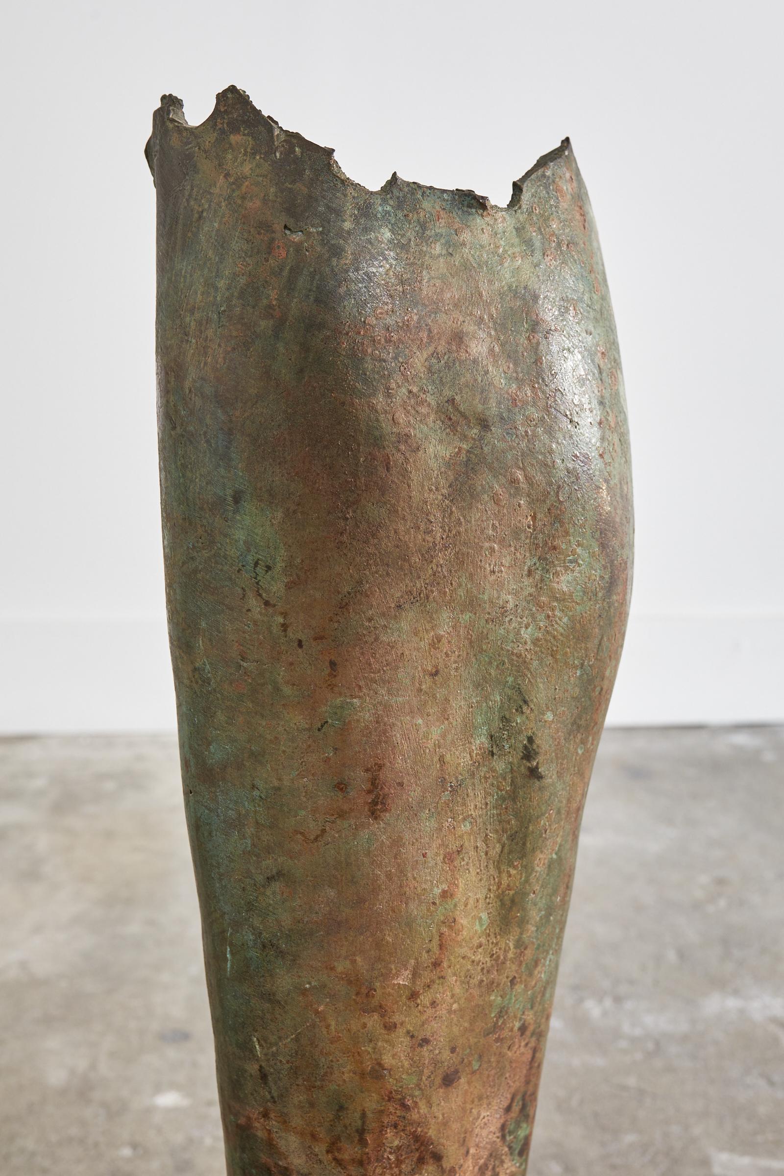 Paire de pieds en bronze de style gréco-romain provenant d'une statue romaine en vente 1