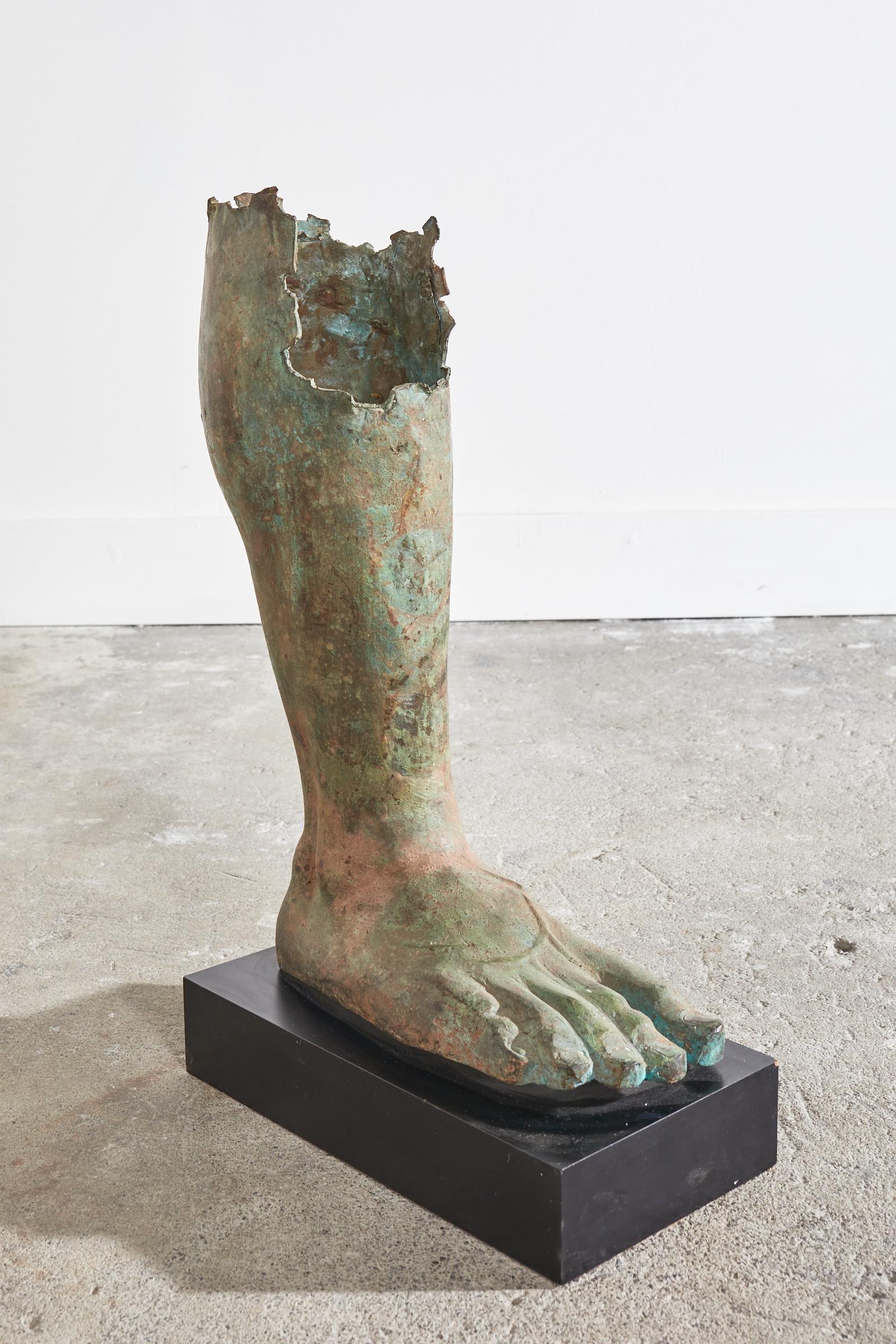 Paire de pieds en bronze de style gréco-romain provenant d'une statue romaine en vente 4