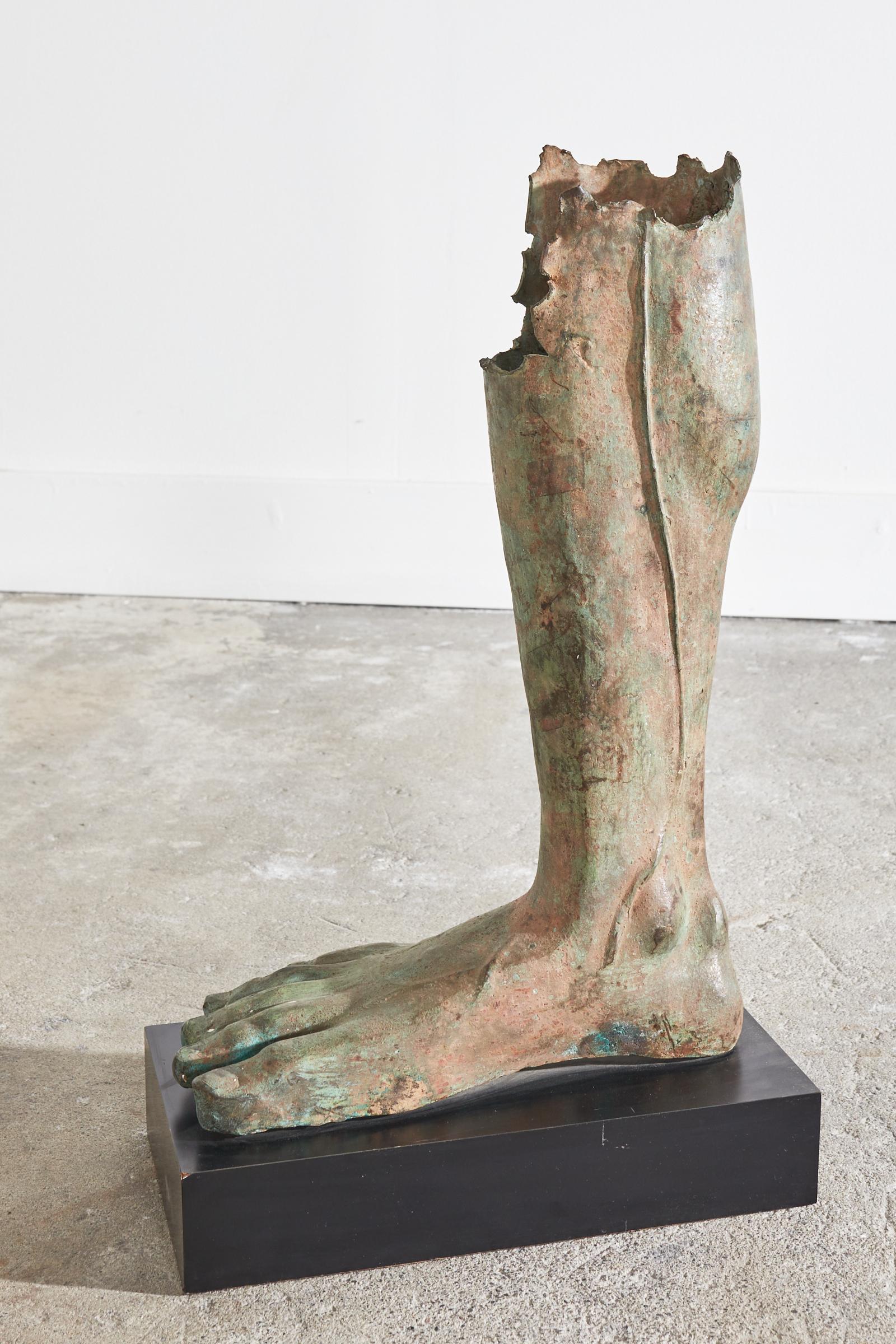 Paire de pieds en bronze de style gréco-romain provenant d'une statue romaine en vente 8