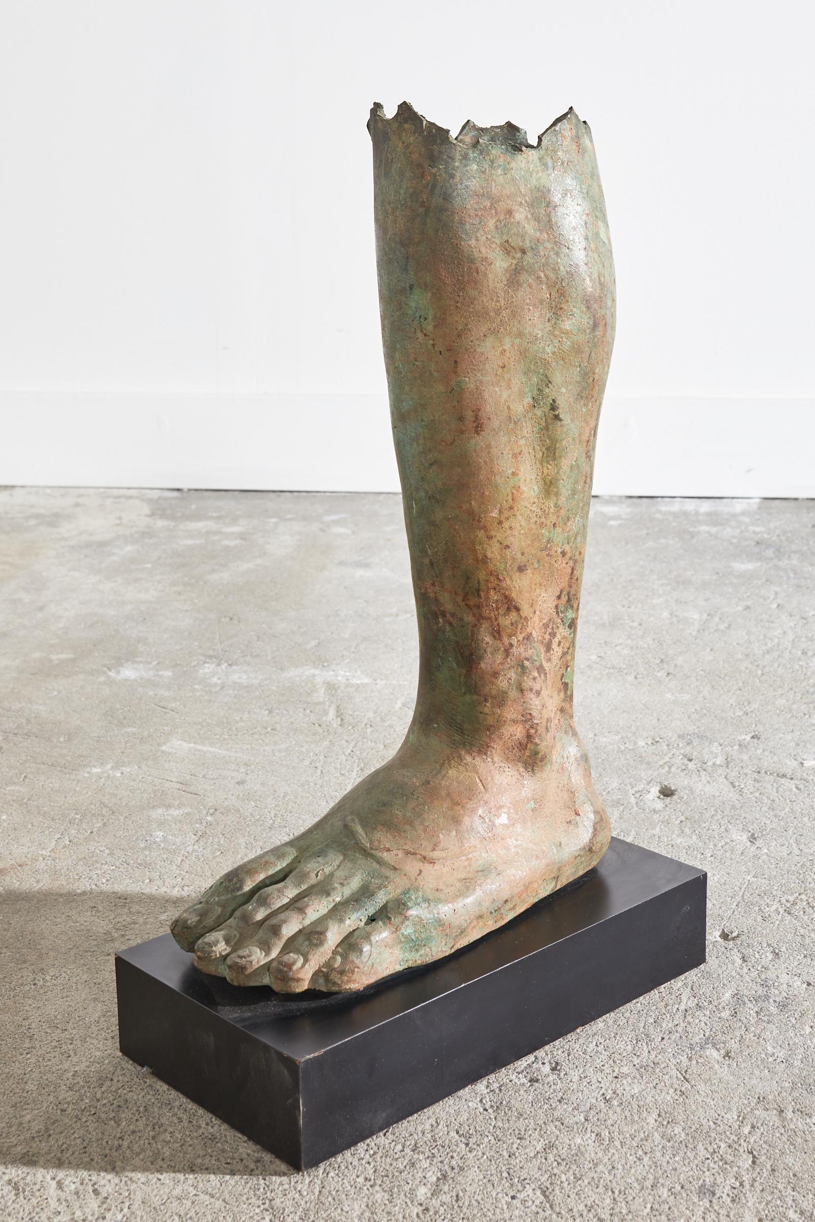 Paire de pieds en bronze de style gréco-romain provenant d'une statue romaine en vente 9