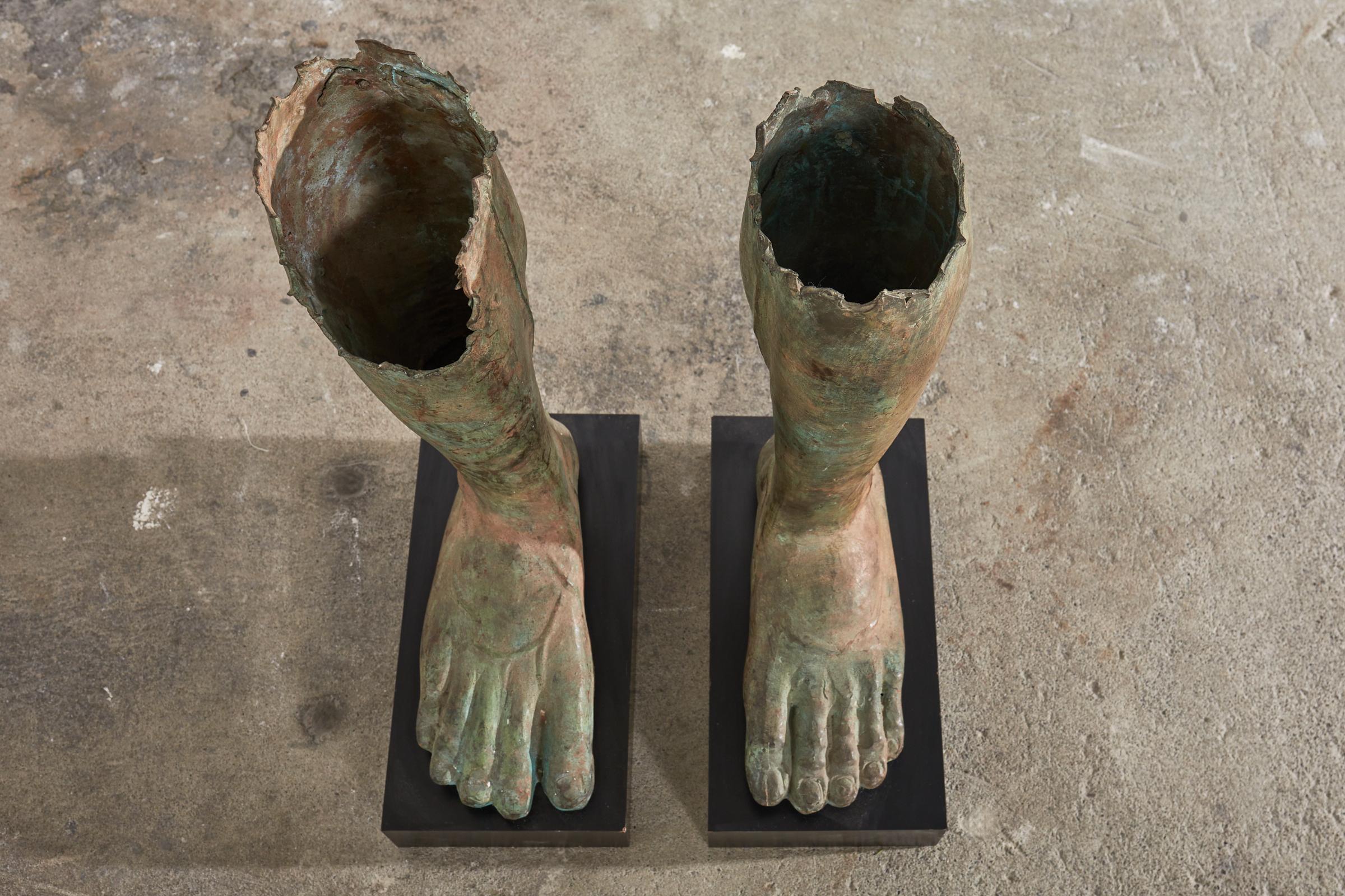 italien Paire de pieds en bronze de style gréco-romain provenant d'une statue romaine en vente