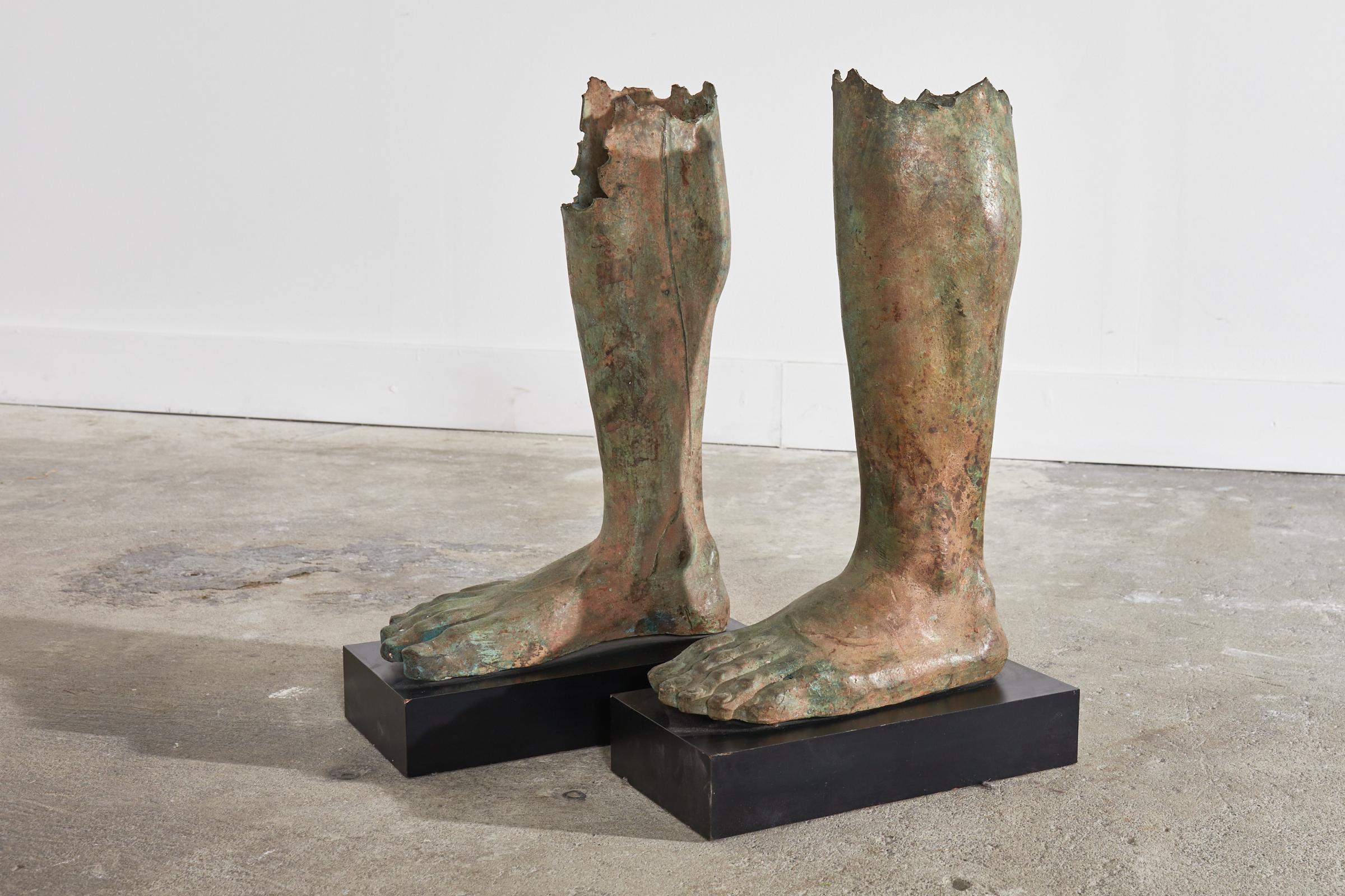 Paire de pieds en bronze de style gréco-romain provenant d'une statue romaine Abîmé - En vente à Rio Vista, CA