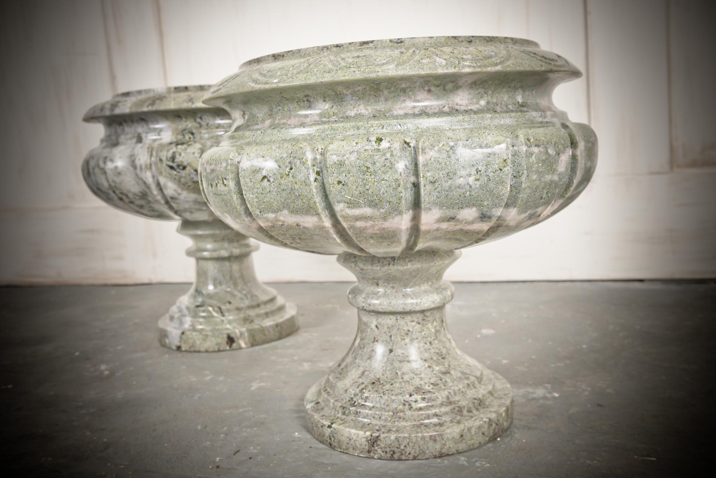 Paar griechisch beeinflusste Grand Tour-Urnen aus italienischem Marmor (19. Jahrhundert) im Angebot