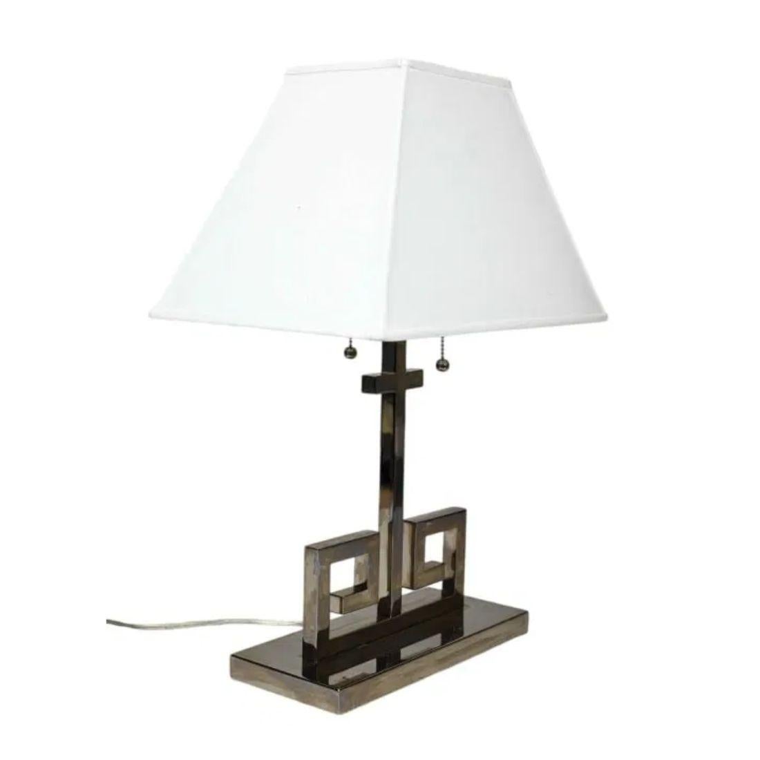 Une lourde paire de lampes de table chromées avec une forme de clé grecque sur une base rectangulaire de Visual Comfort. Chaque lampe est équipée d'une douille à double ampoule. Les abat-jour sont vendus séparément.