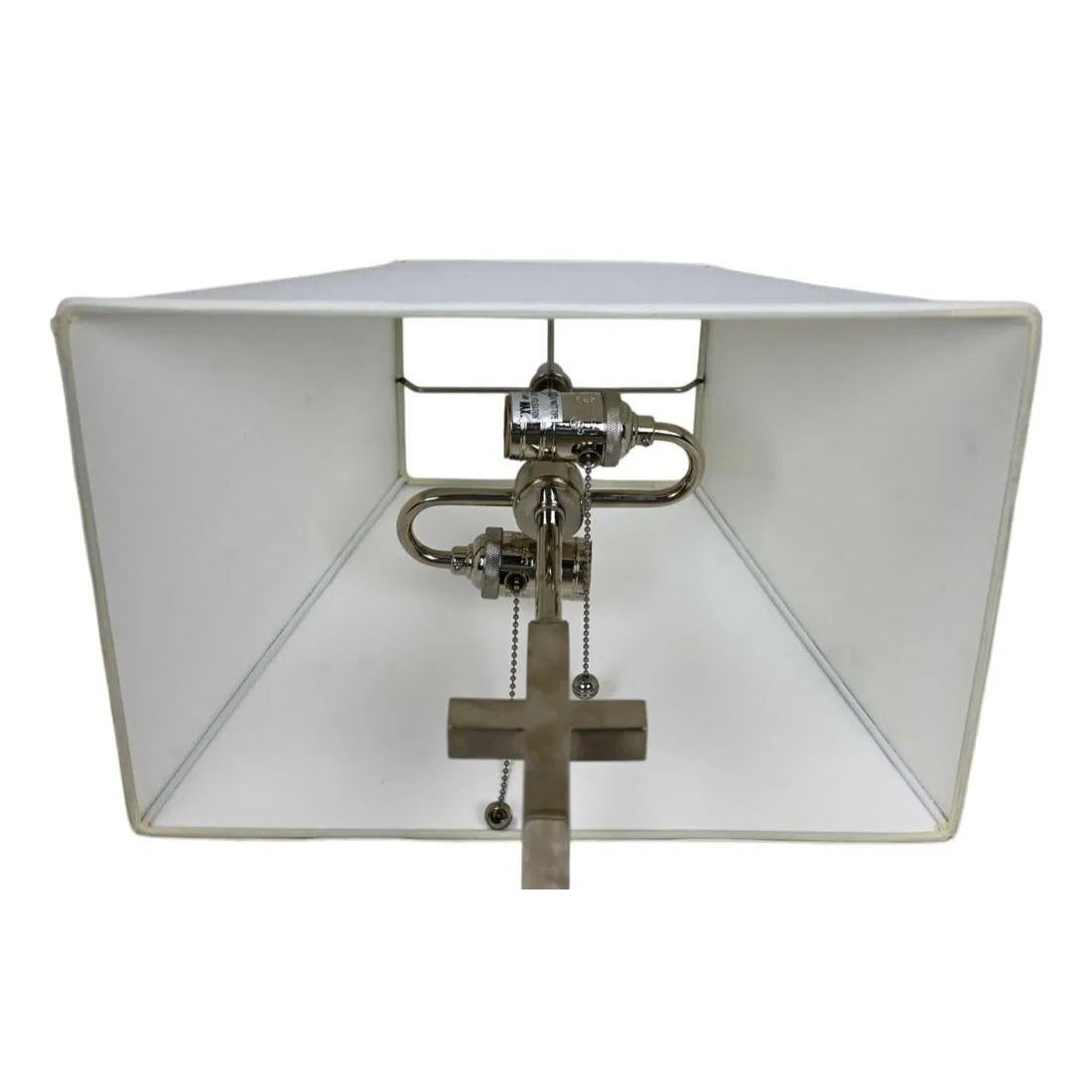Paire de lampes de bureau chromées à motif clé grecque Bon état - En vente à Locust Valley, NY