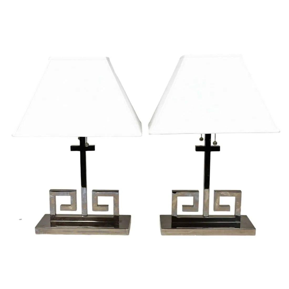 20ième siècle Paire de lampes de bureau chromées à motif clé grecque en vente