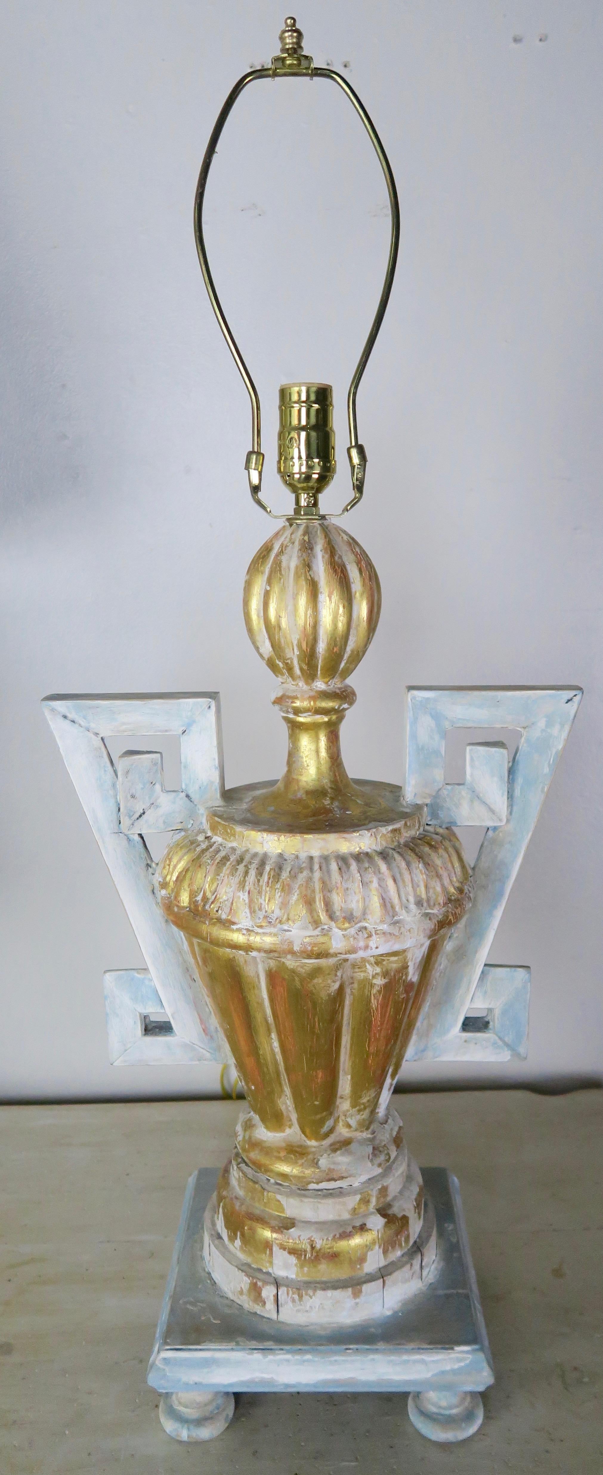 Peint à la main Paire de lampes peintes en forme de clé grecque avec abat-jours en parchemin en vente