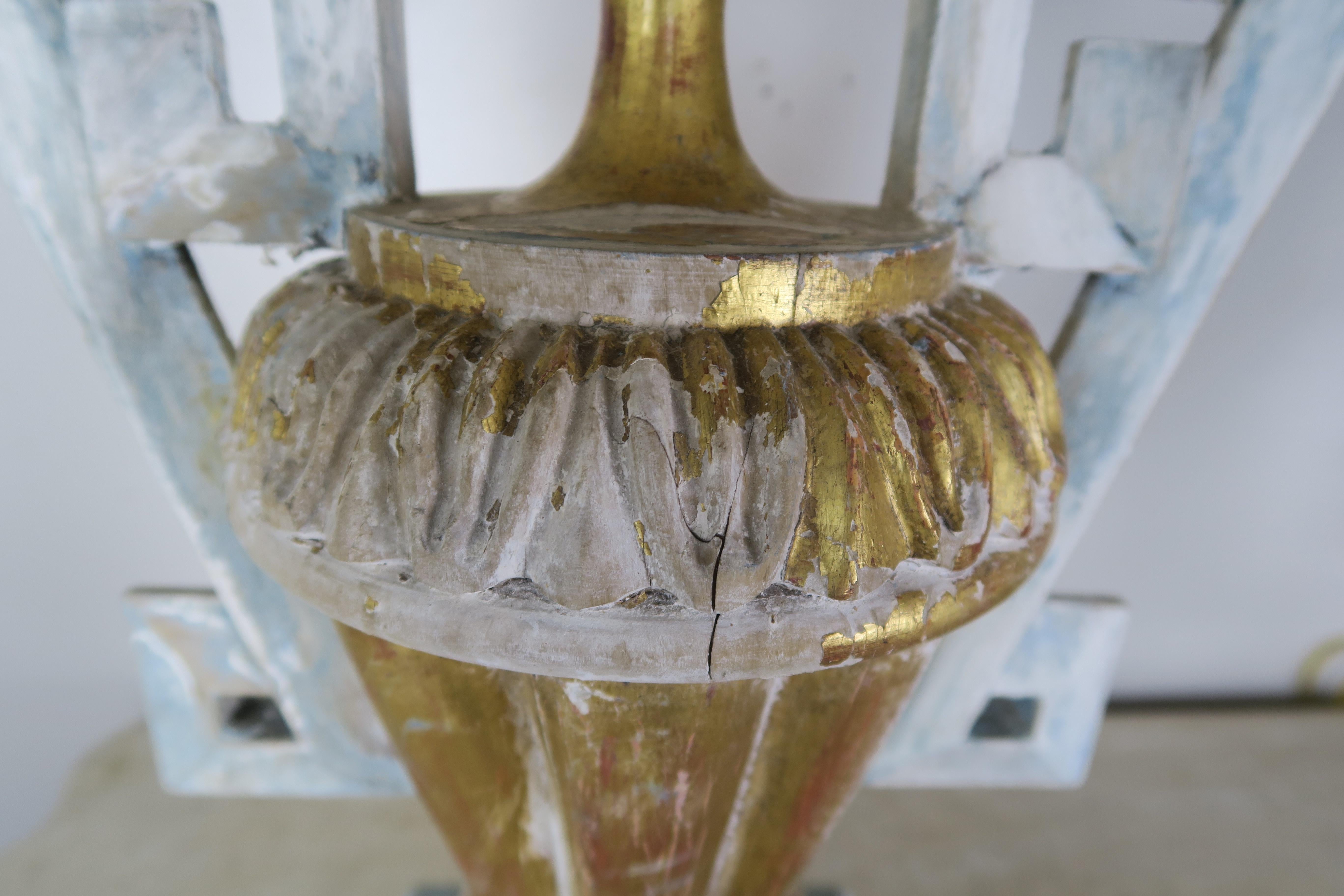 Bois Paire de lampes peintes en forme de clé grecque avec abat-jours en parchemin en vente