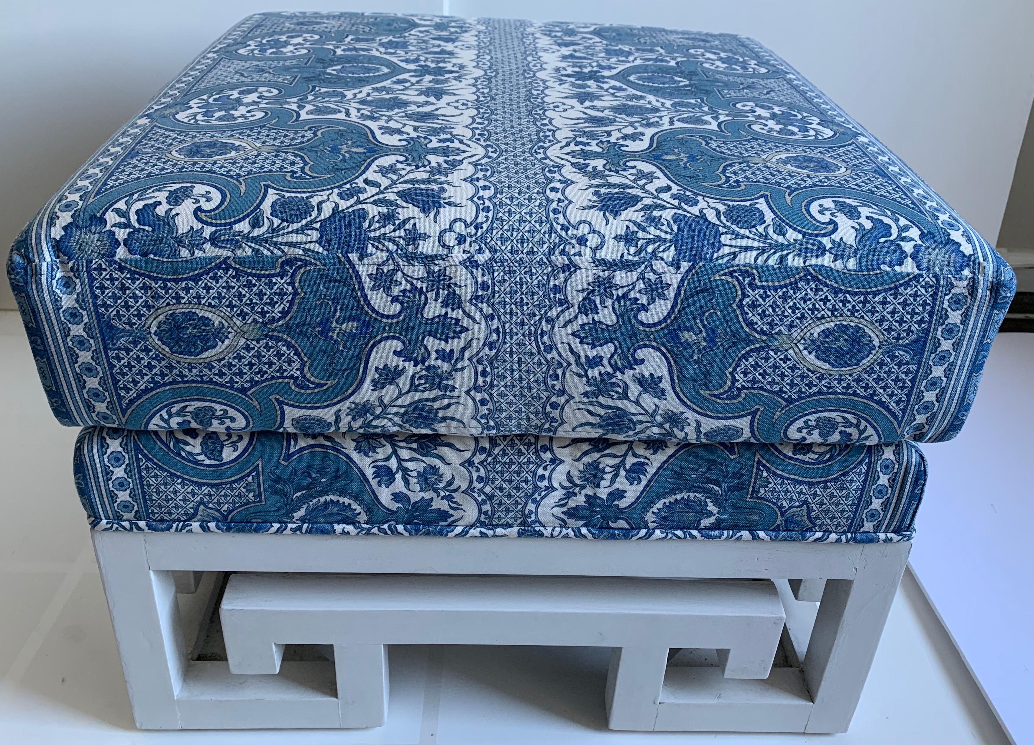 Paar weiß bemalte Ottomanen oder Hocker mit griechischem Schlüssel im Angebot 7
