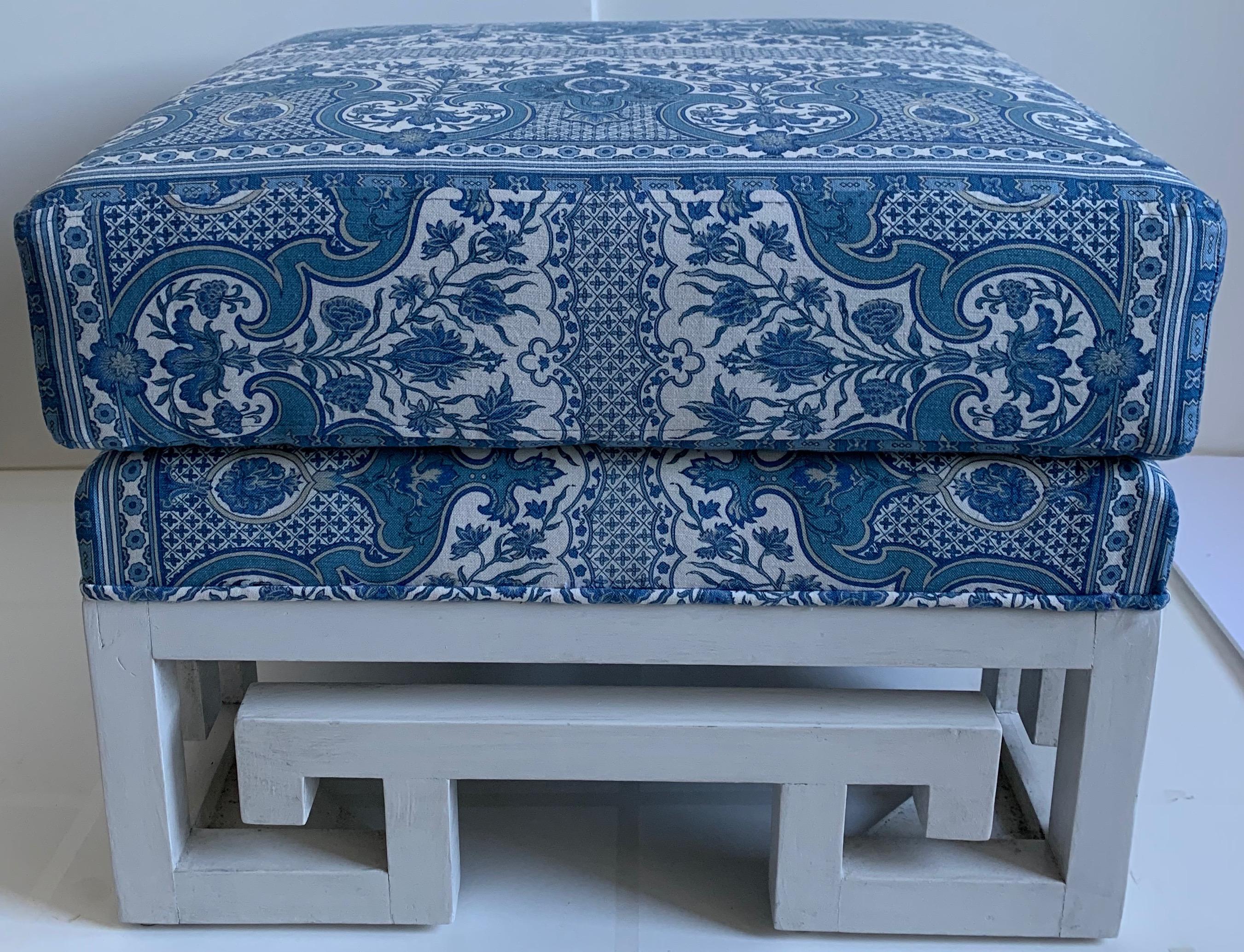 Paar weiß bemalte Ottomanen oder Hocker mit griechischem Schlüssel (Gemalt) im Angebot