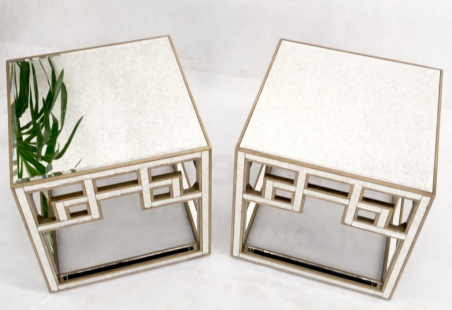 Paar Griechische Motive Quadratische abgeschrägte Spiegel Verspiegelte Endtische Nachttische im Zustand „Gut“ im Angebot in Rockaway, NJ