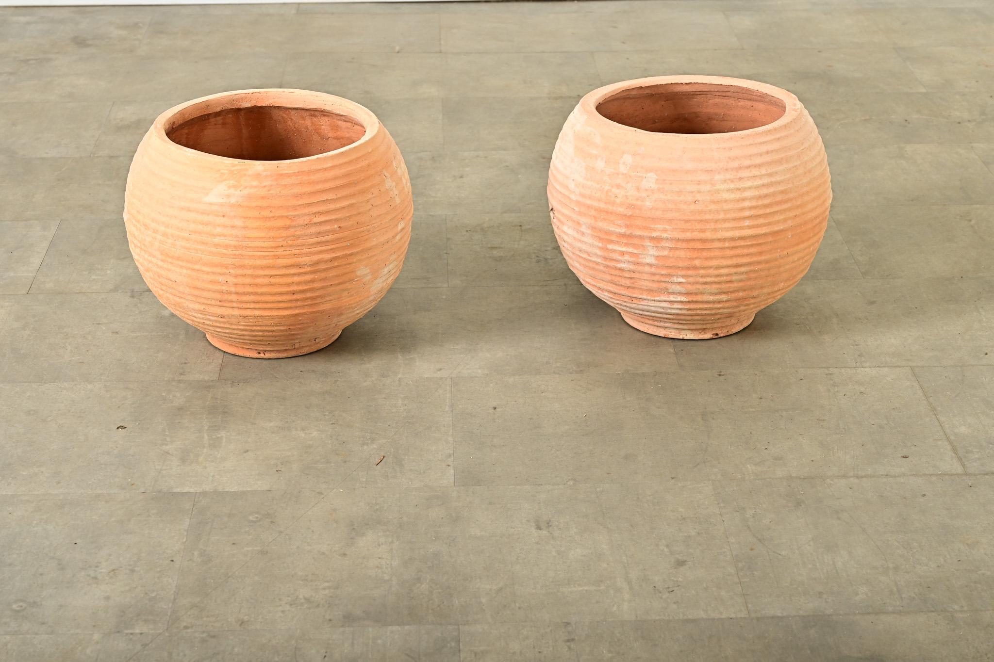 Coppia di vasi in terracotta di riproduzione greca in vendita 2
