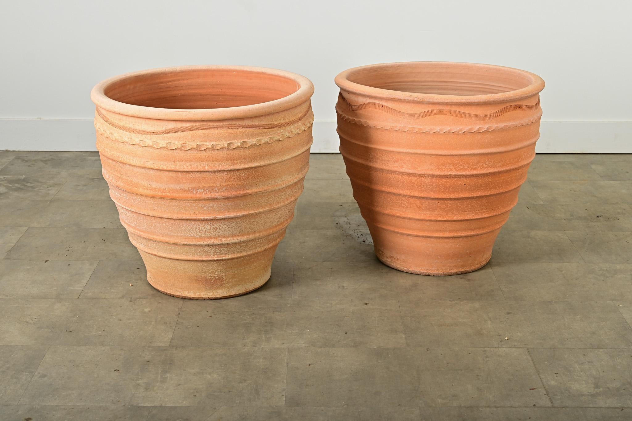Coppia di vasi in terracotta di riproduzione greca in vendita 2