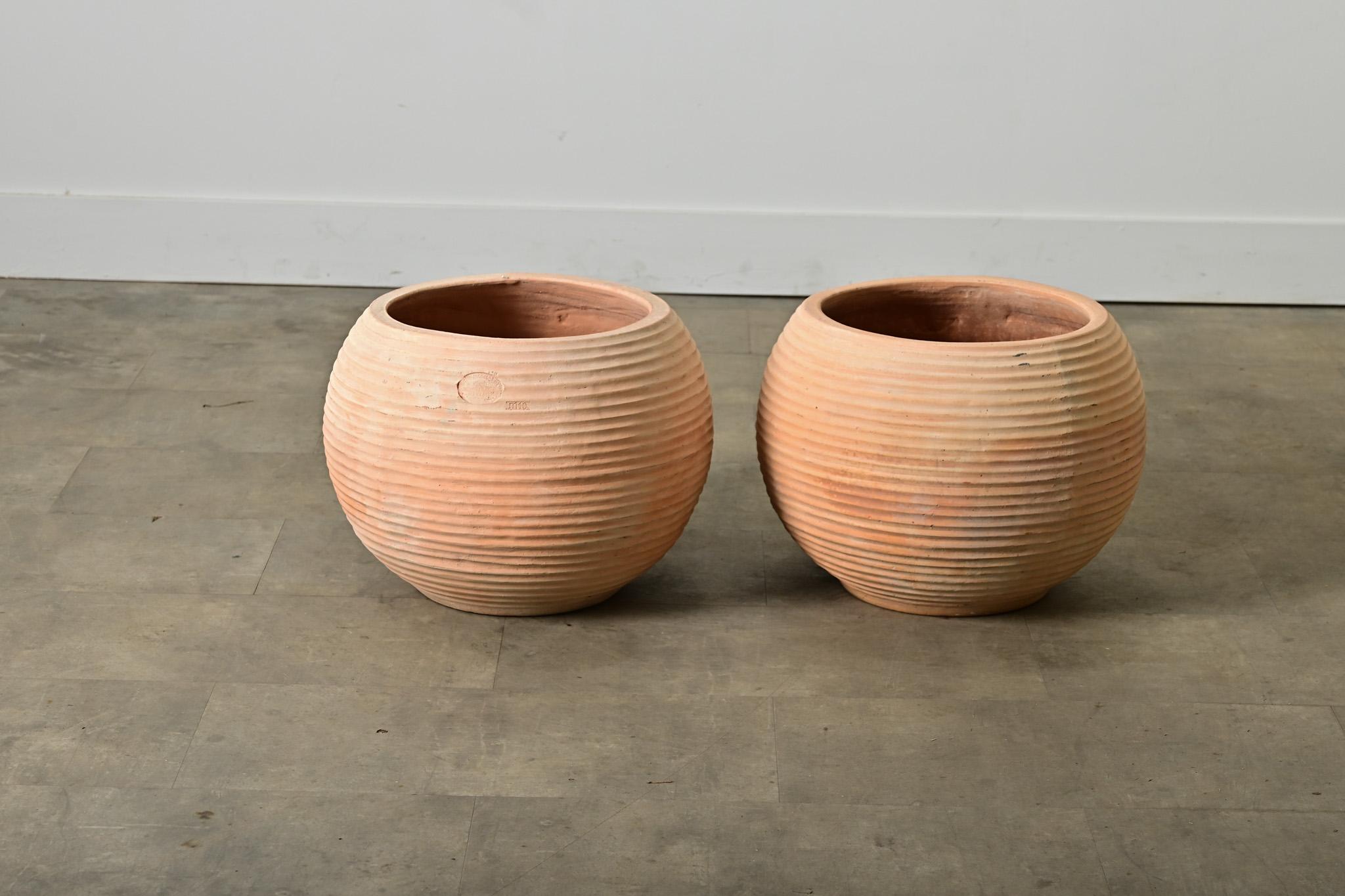 Greco classico Coppia di vasi in terracotta di riproduzione greca in vendita