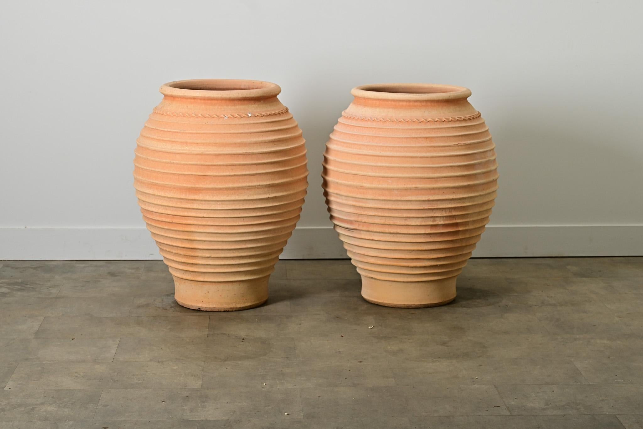Greco classico Coppia di vasi in terracotta di riproduzione greca in vendita
