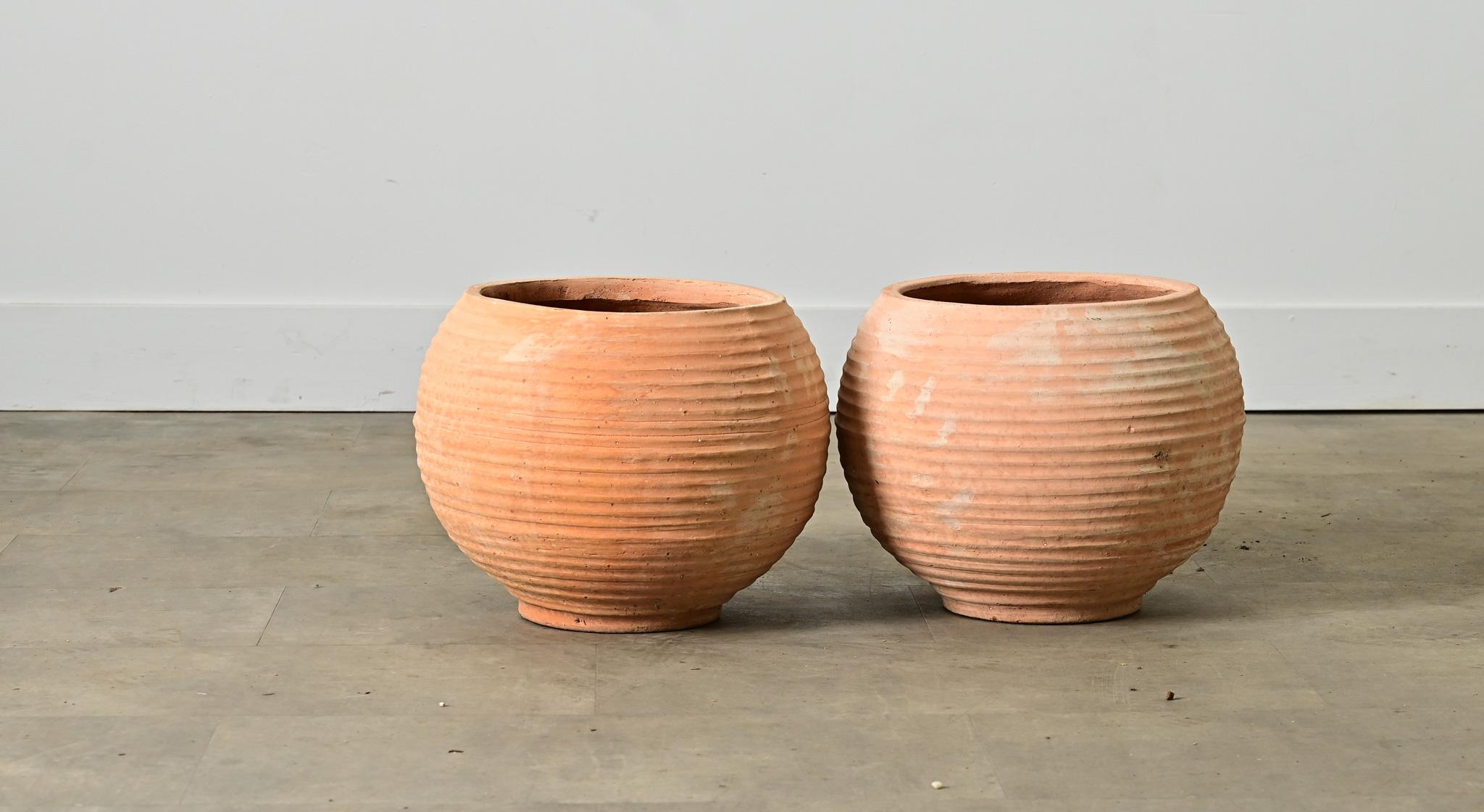 Greco classico Coppia di vasi in terracotta di riproduzione greca in vendita