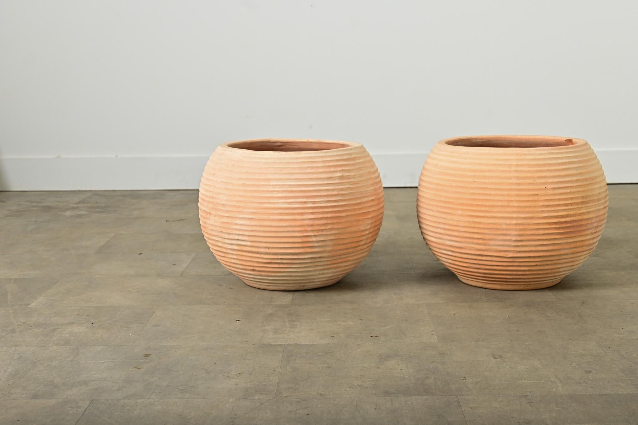 Greco Coppia di vasi in terracotta di riproduzione greca in vendita