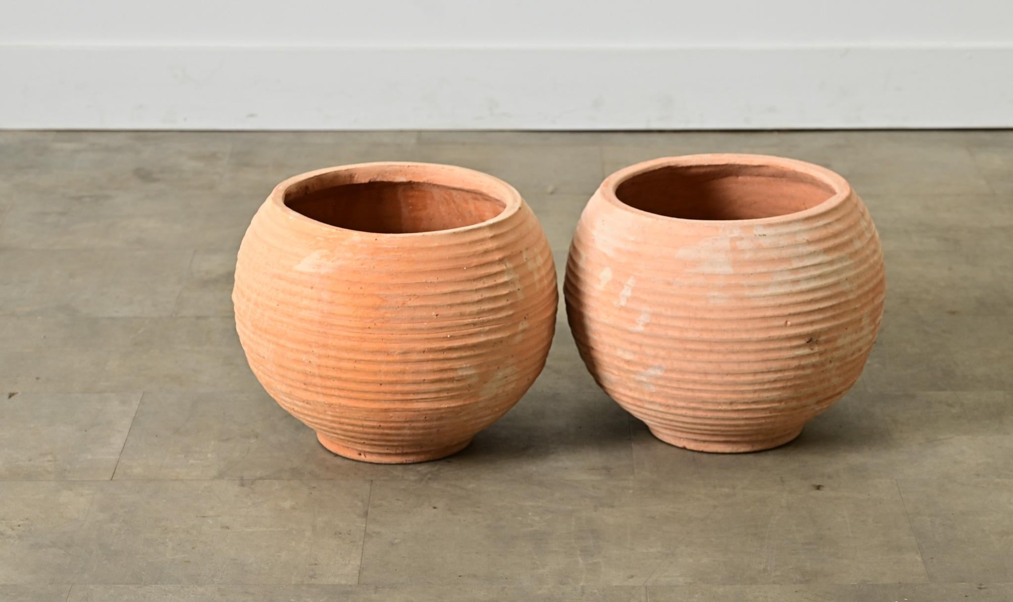 Greco Coppia di vasi in terracotta di riproduzione greca in vendita