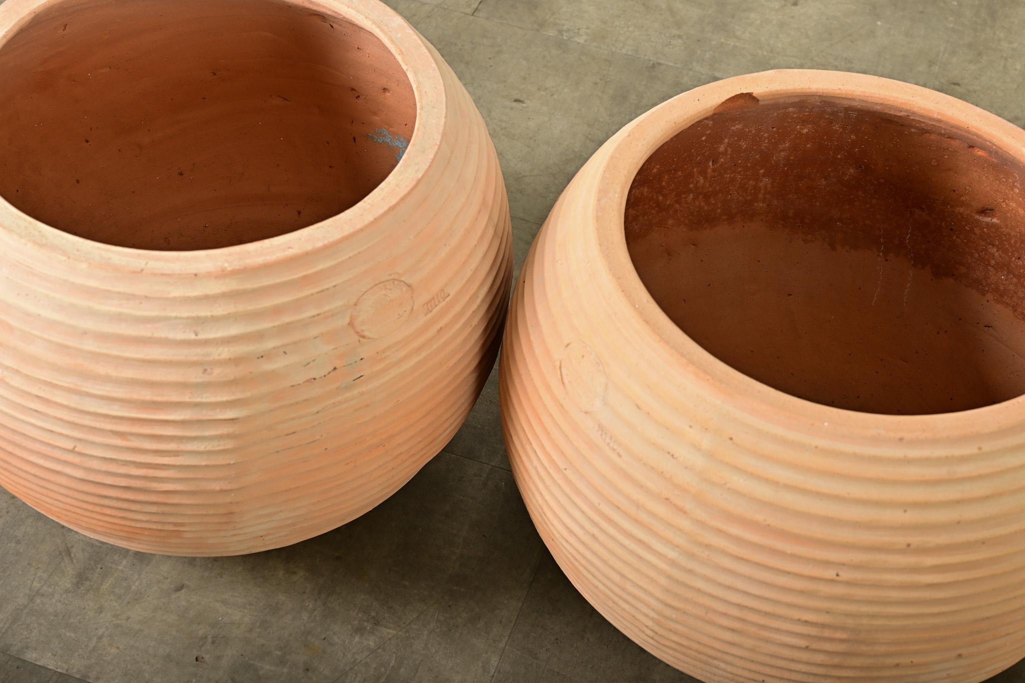 Coppia di vasi in terracotta di riproduzione greca In condizioni buone in vendita a Baton Rouge, LA