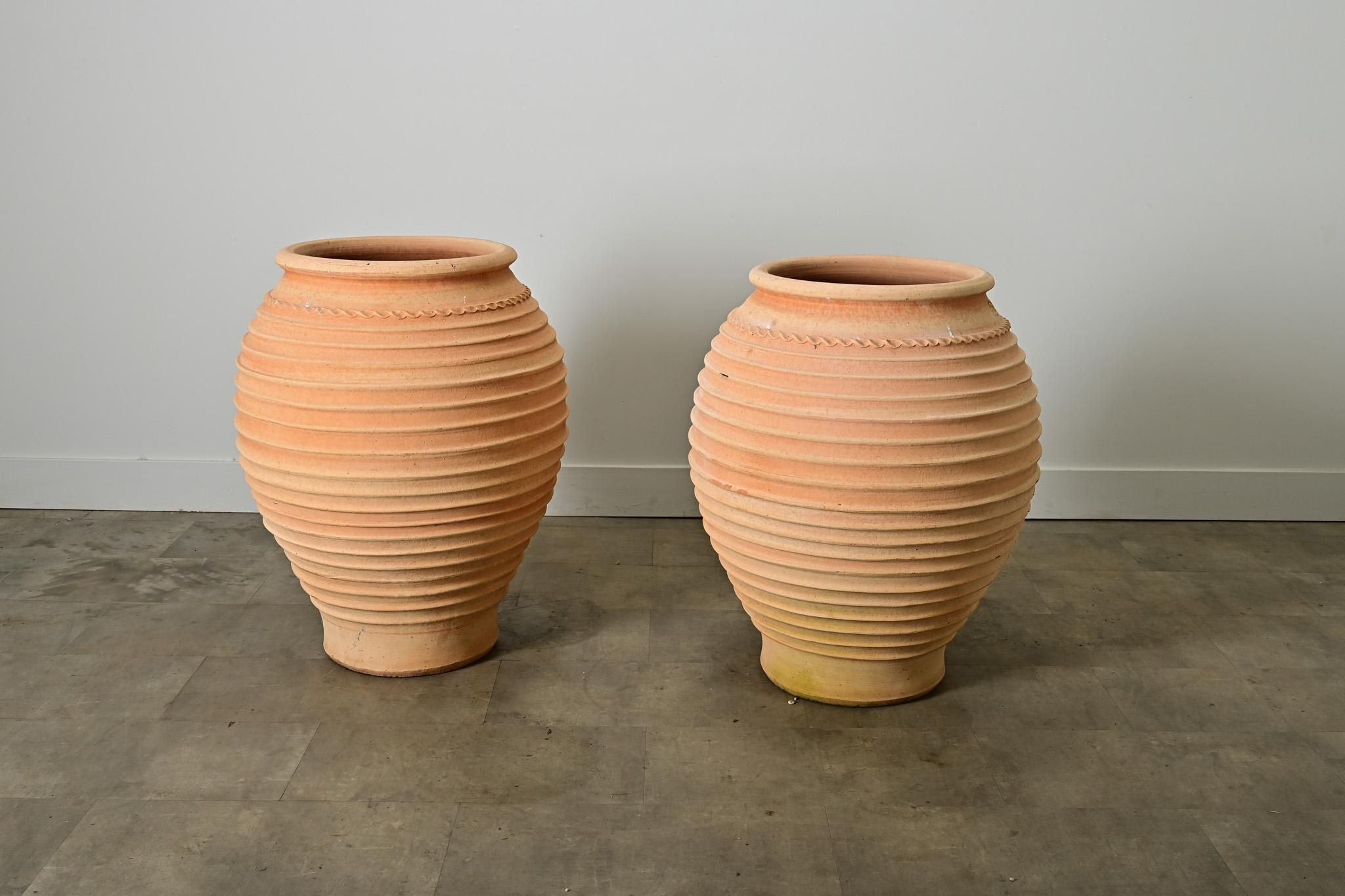 Coppia di vasi in terracotta di riproduzione greca In condizioni buone in vendita a Baton Rouge, LA