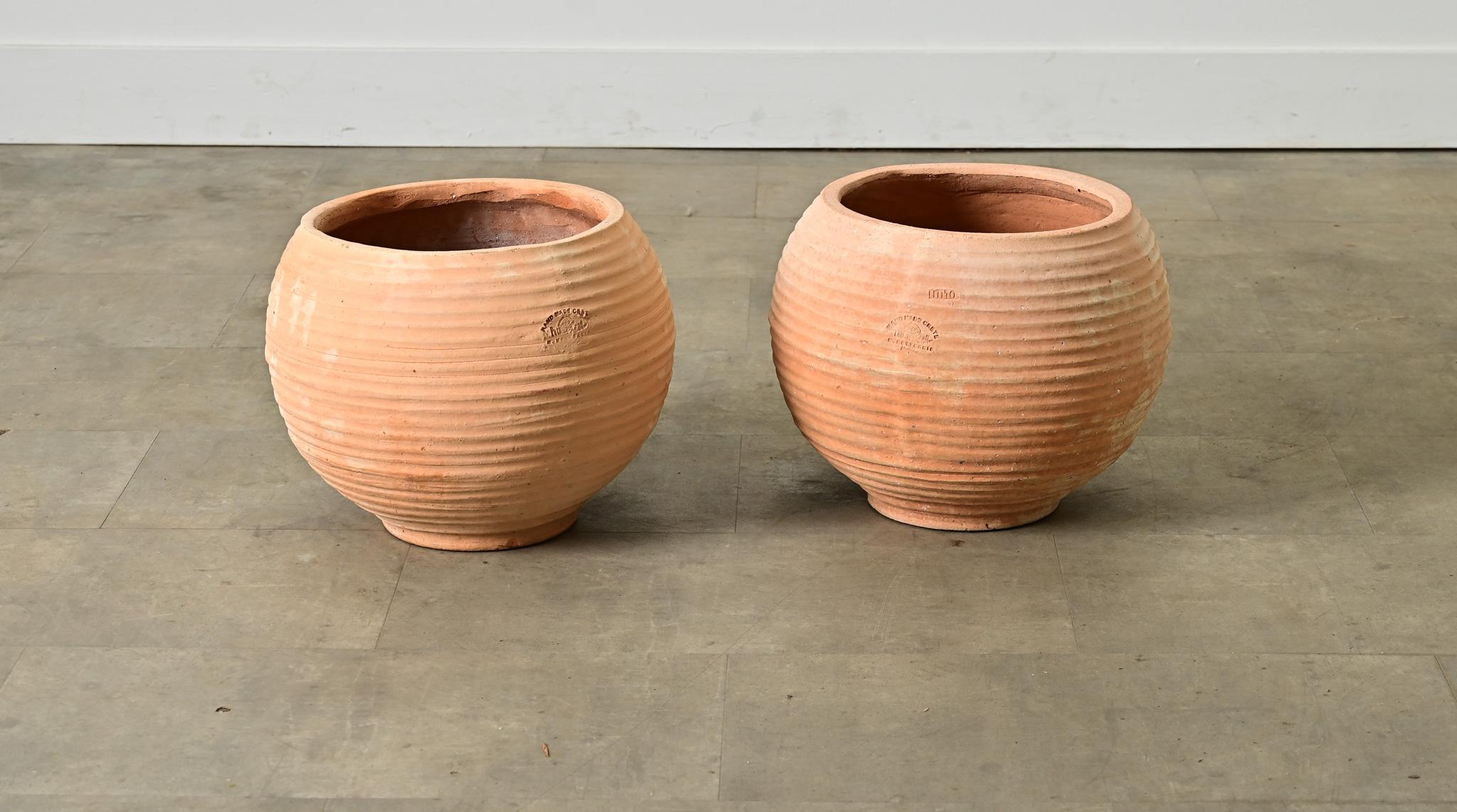 Coppia di vasi in terracotta di riproduzione greca In condizioni buone in vendita a Baton Rouge, LA