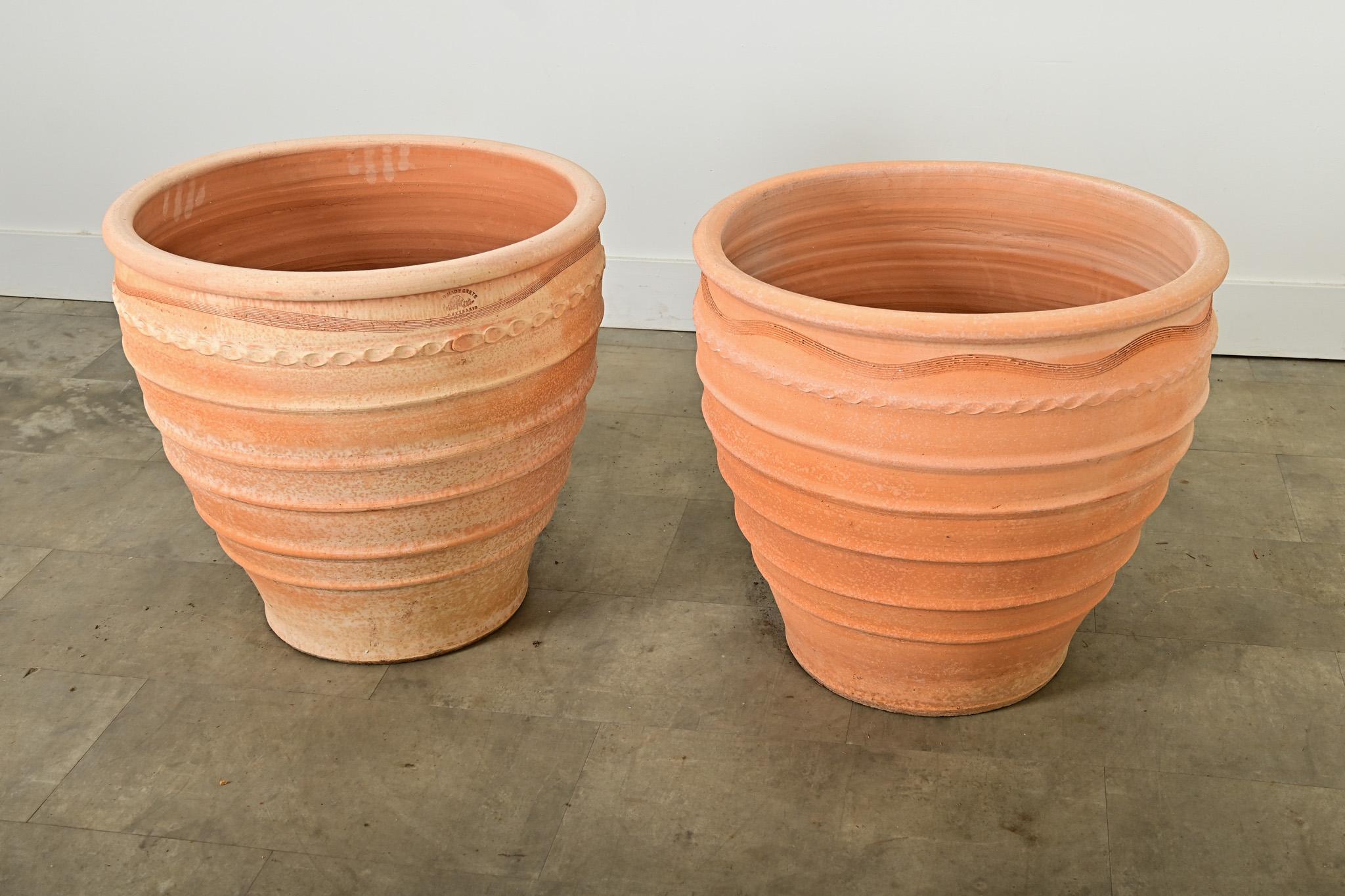 Coppia di vasi in terracotta di riproduzione greca In condizioni buone in vendita a Baton Rouge, LA