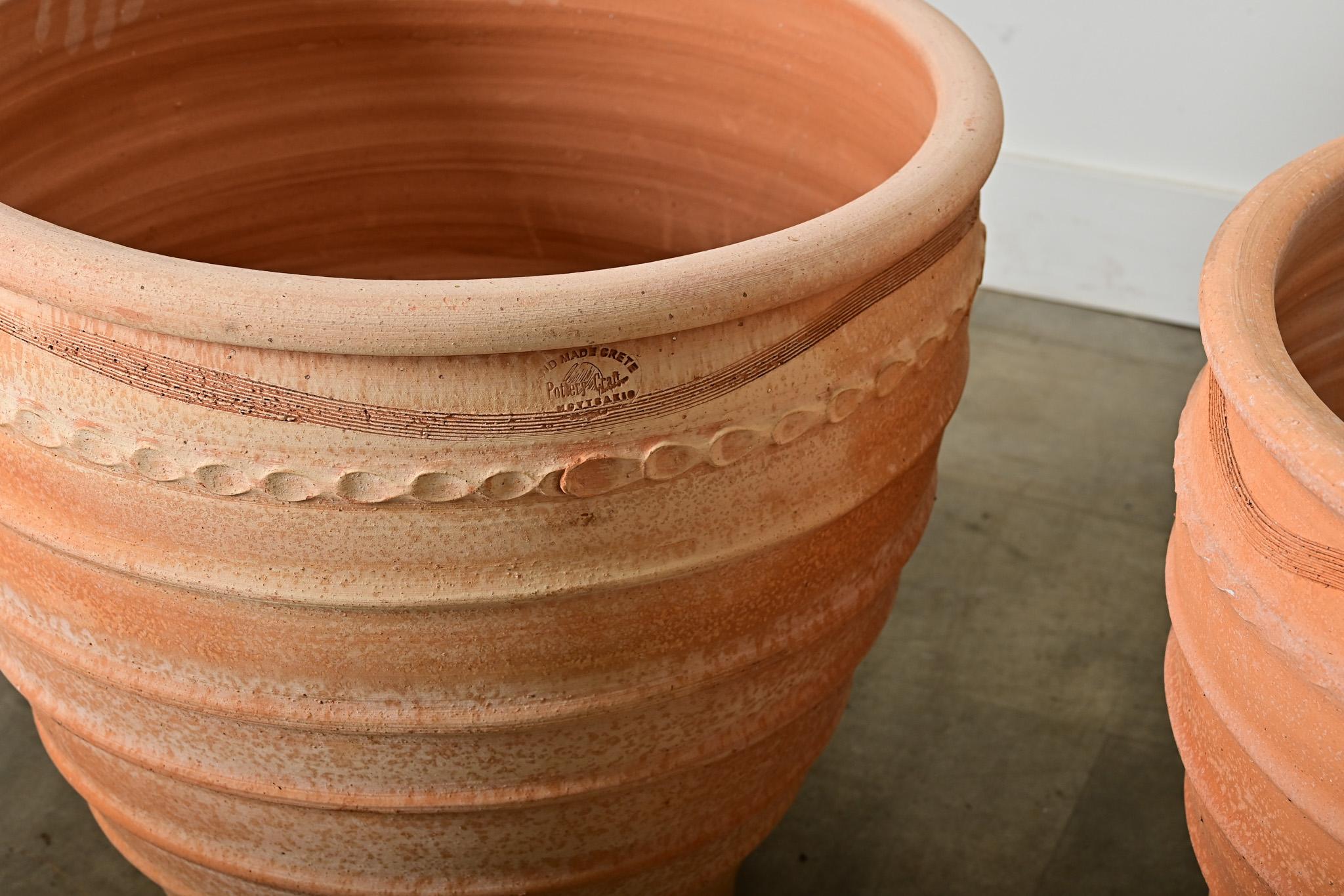 XXI secolo e contemporaneo Coppia di vasi in terracotta di riproduzione greca in vendita