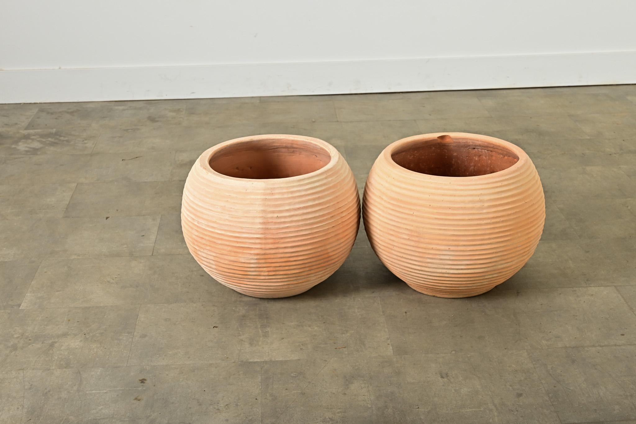 Ceramica Coppia di vasi in terracotta di riproduzione greca in vendita