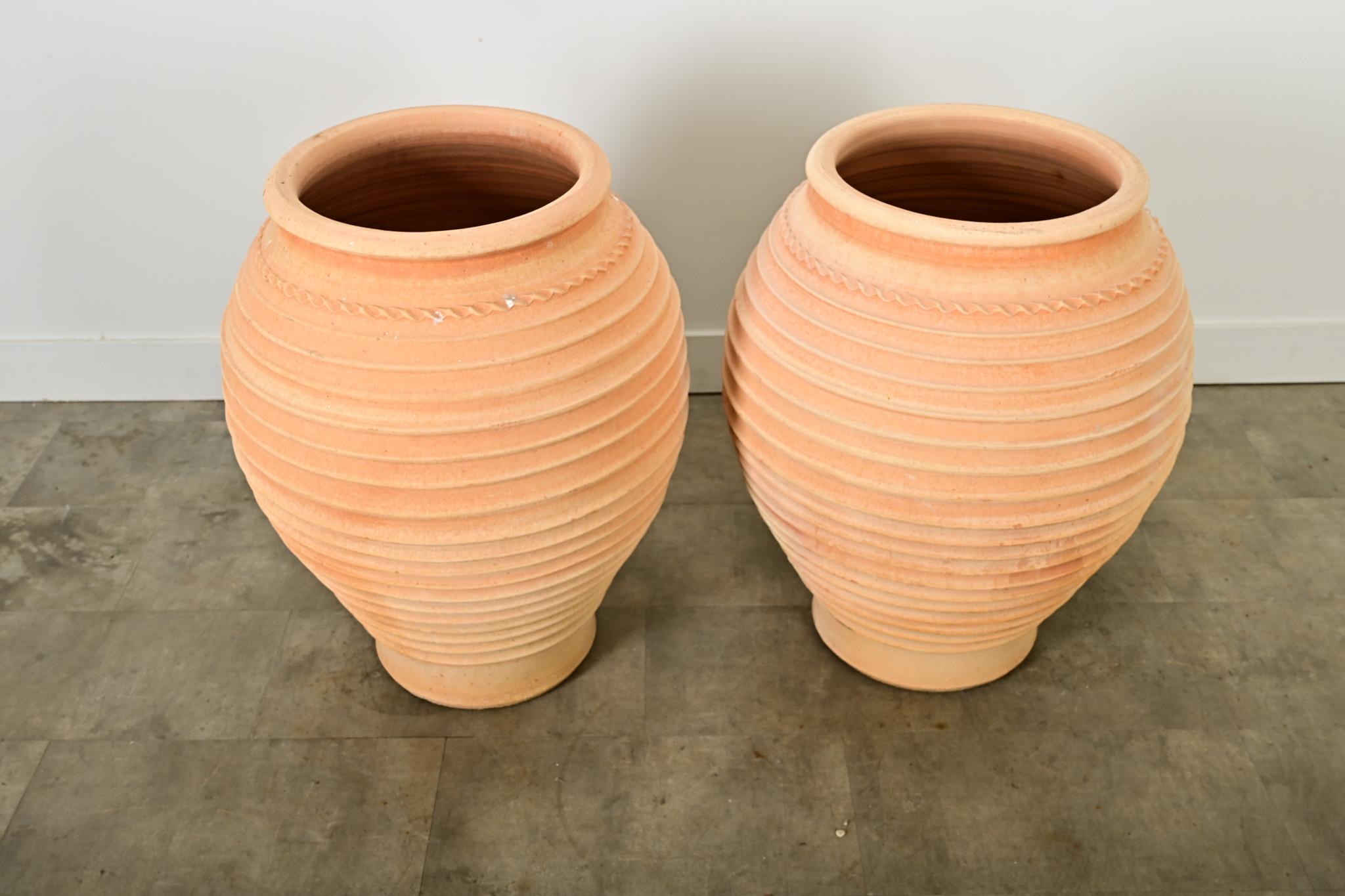 Ceramica Coppia di vasi in terracotta di riproduzione greca in vendita