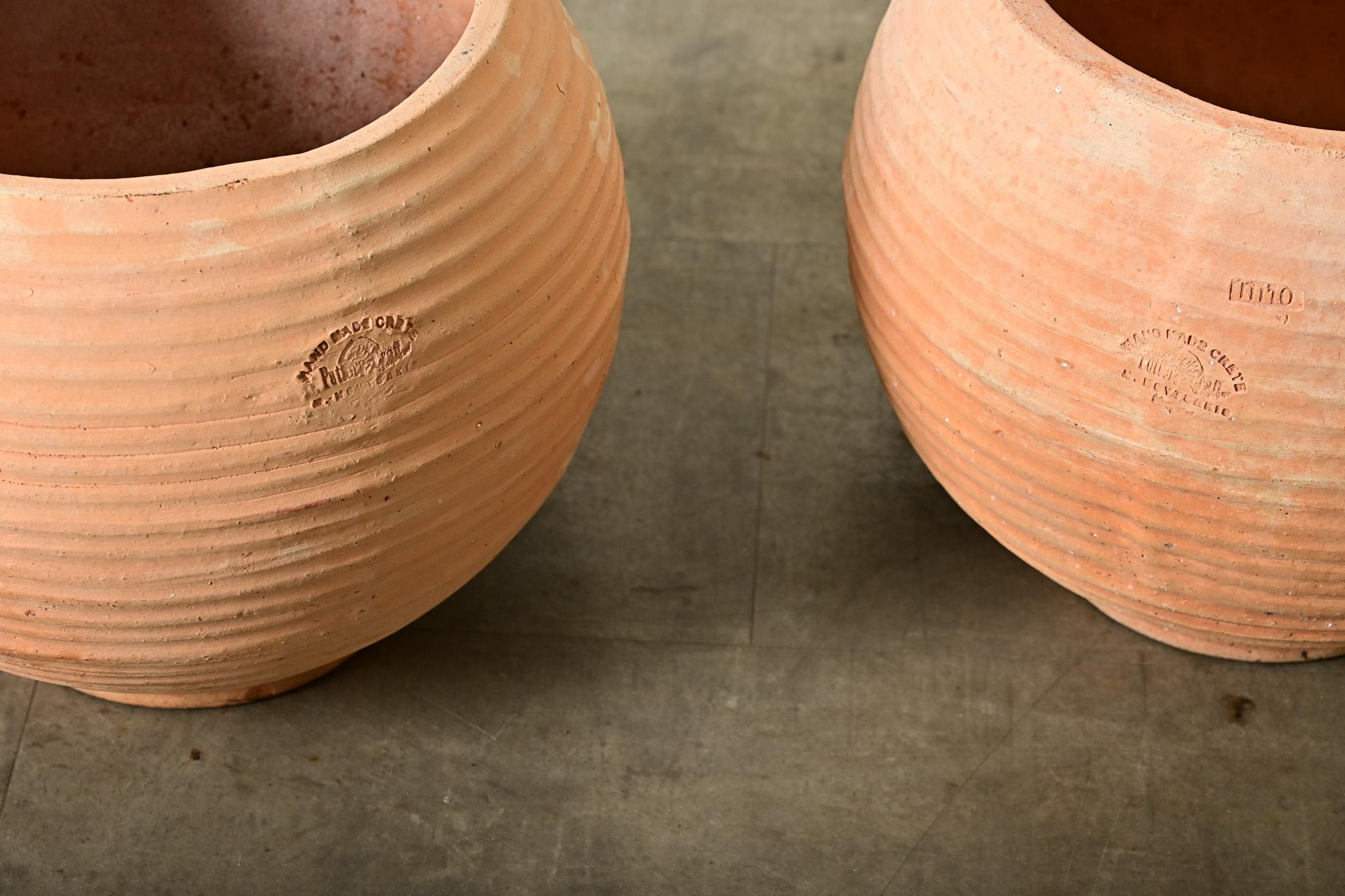 Ceramica Coppia di vasi in terracotta di riproduzione greca in vendita