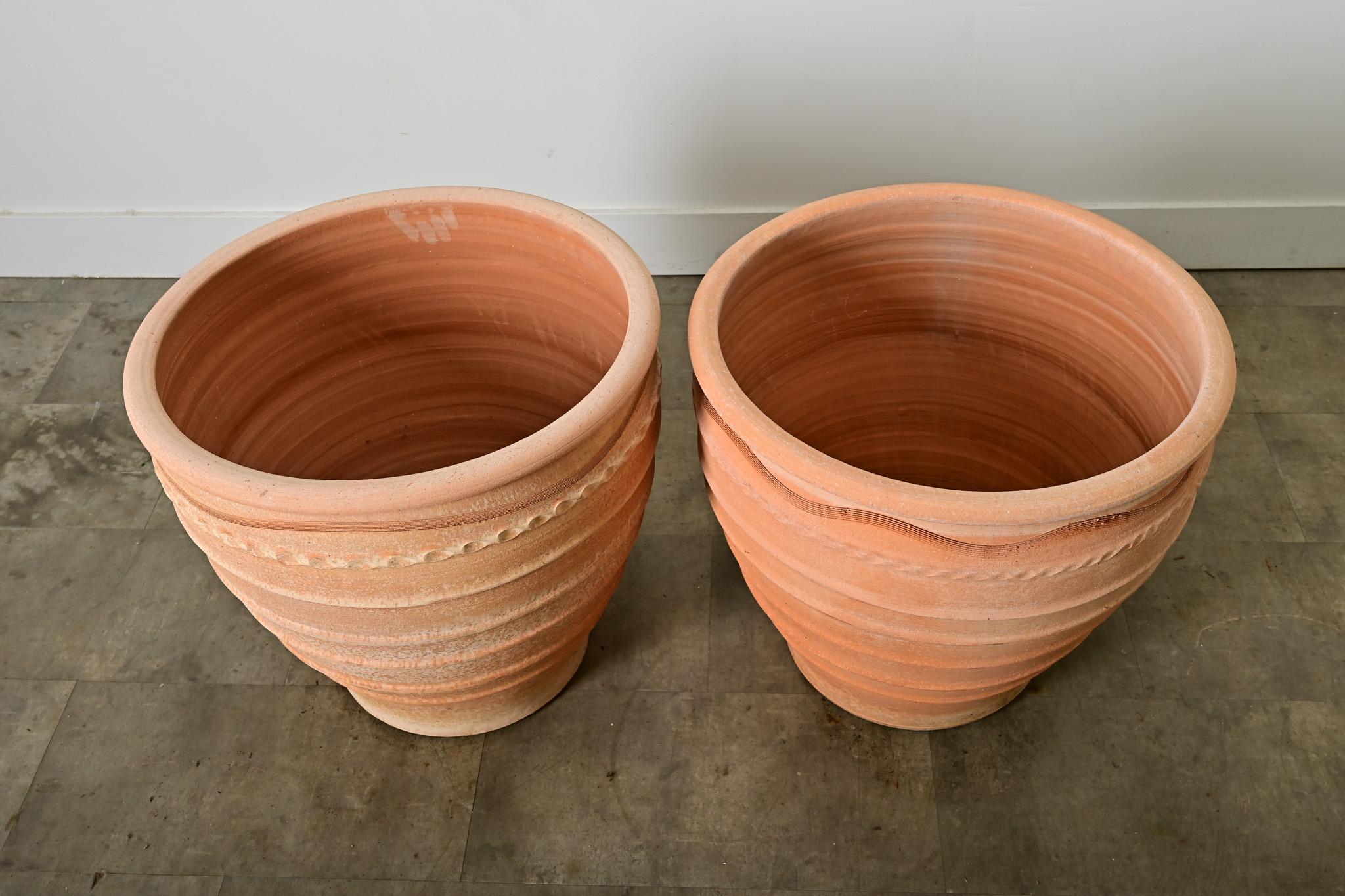 Coppia di vasi in terracotta di riproduzione greca in vendita 1