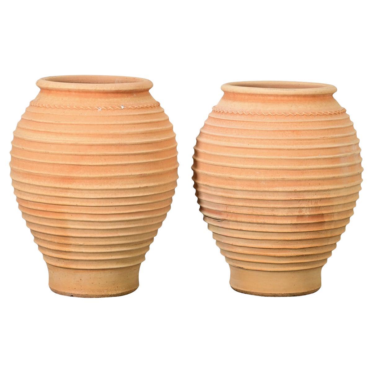 Coppia di vasi in terracotta di riproduzione greca in vendita