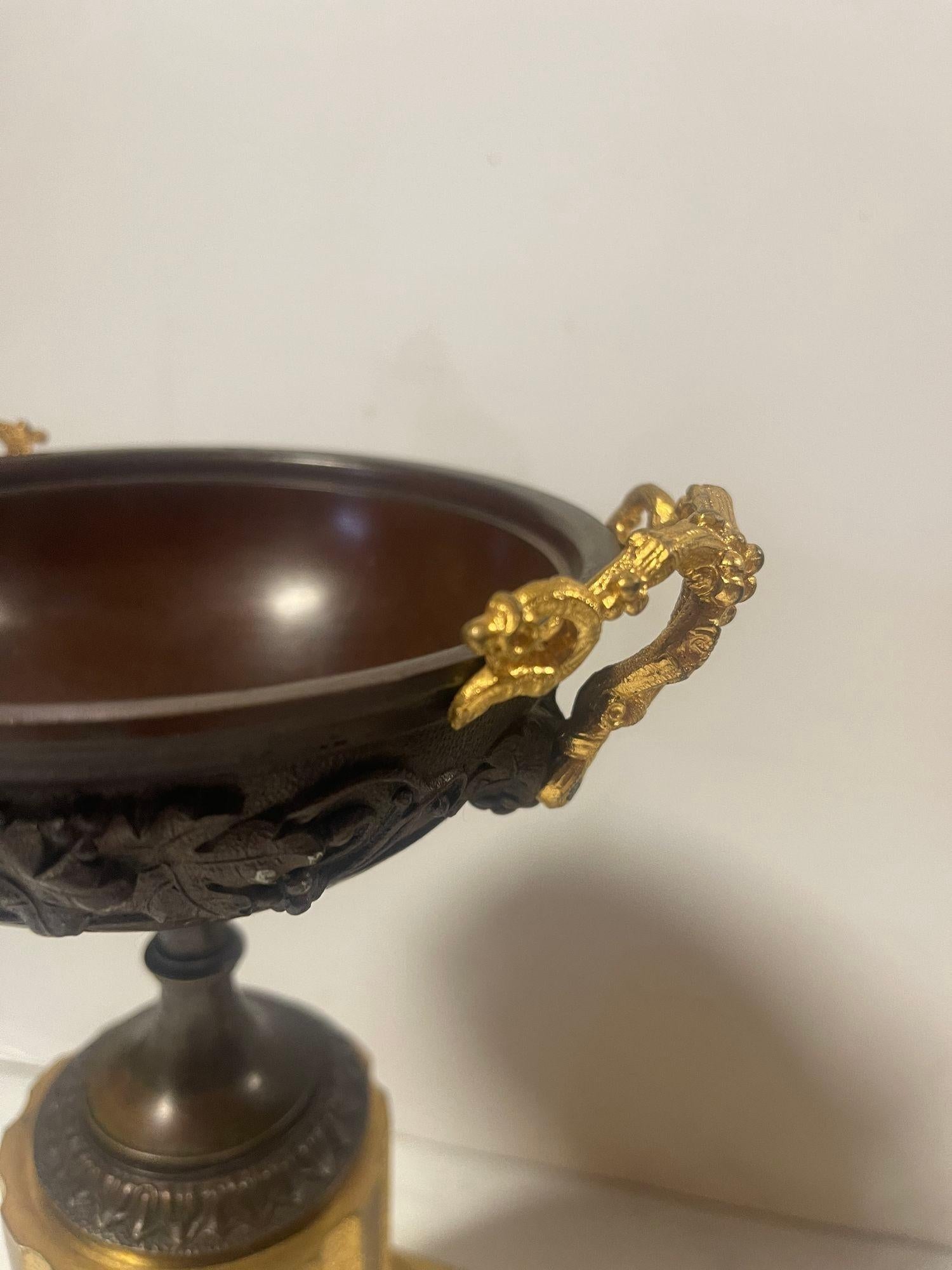 Coppia di tazze neoclassiche in bronzo a rilievo di epoca greca con motivi baccanali In condizioni ottime in vendita a Los Angeles, CA