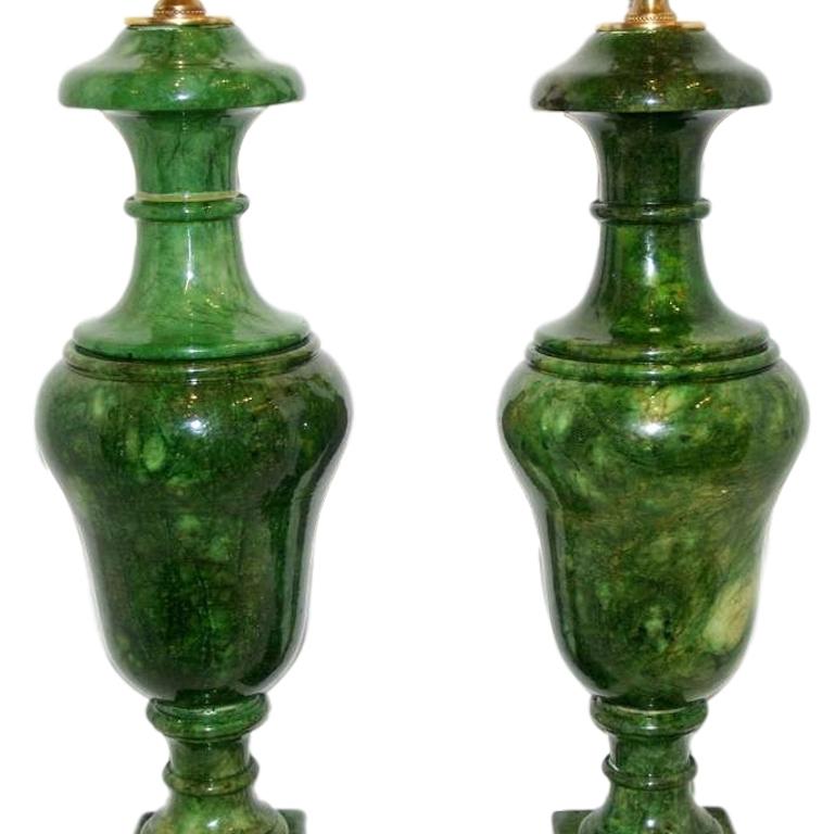 Neoklassizistisches Lampenpaar aus grünem Alabaster (Mitte des 20. Jahrhunderts) im Angebot