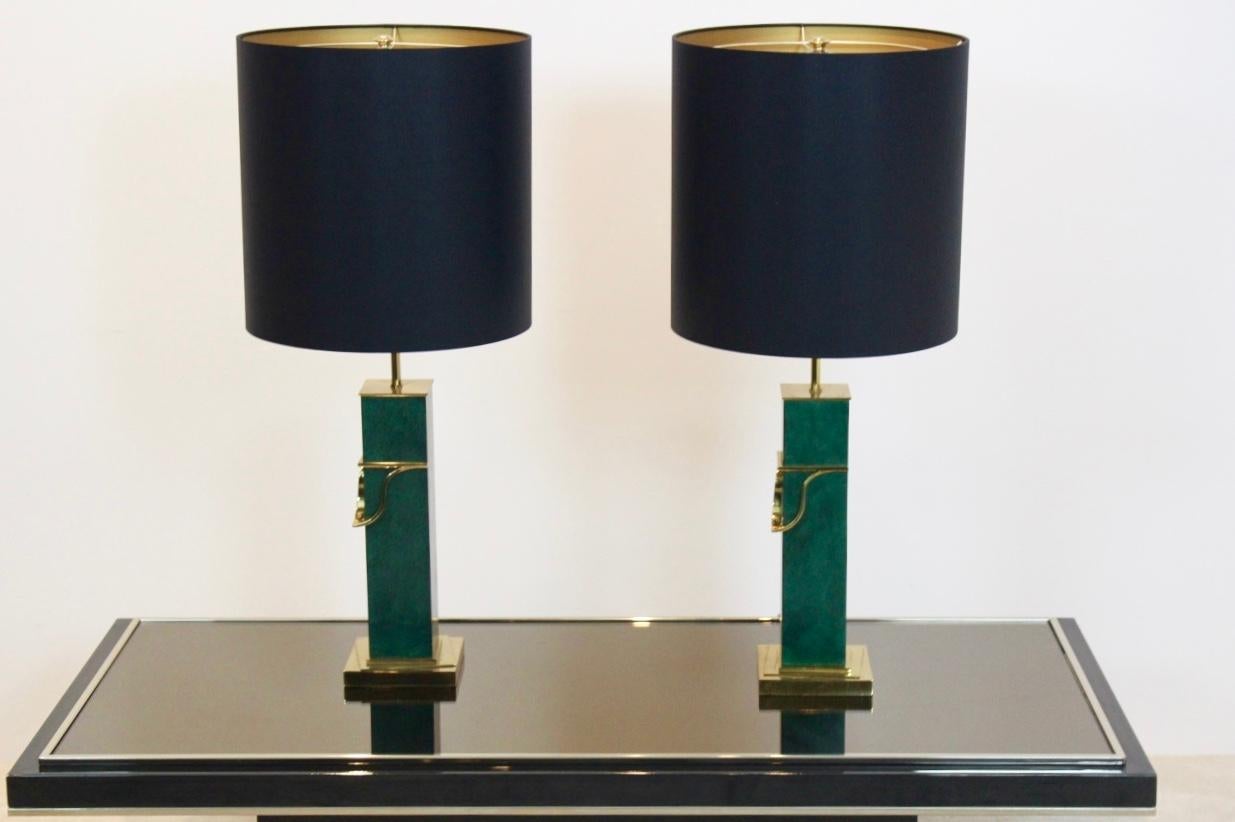 Paar grüne und messingfarbene moderne Tischlampen aus der Mitte des Jahrhunderts (Moderne der Mitte des Jahrhunderts) im Angebot