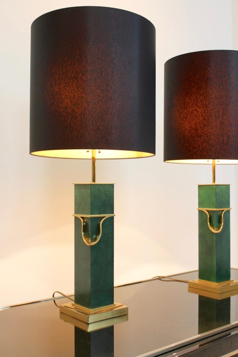 Paar grüne und messingfarbene moderne Tischlampen aus der Mitte des Jahrhunderts (Belgisch) im Angebot