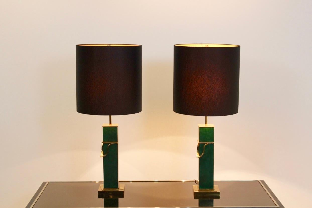 Paar grüne und messingfarbene moderne Tischlampen aus der Mitte des Jahrhunderts im Angebot 1