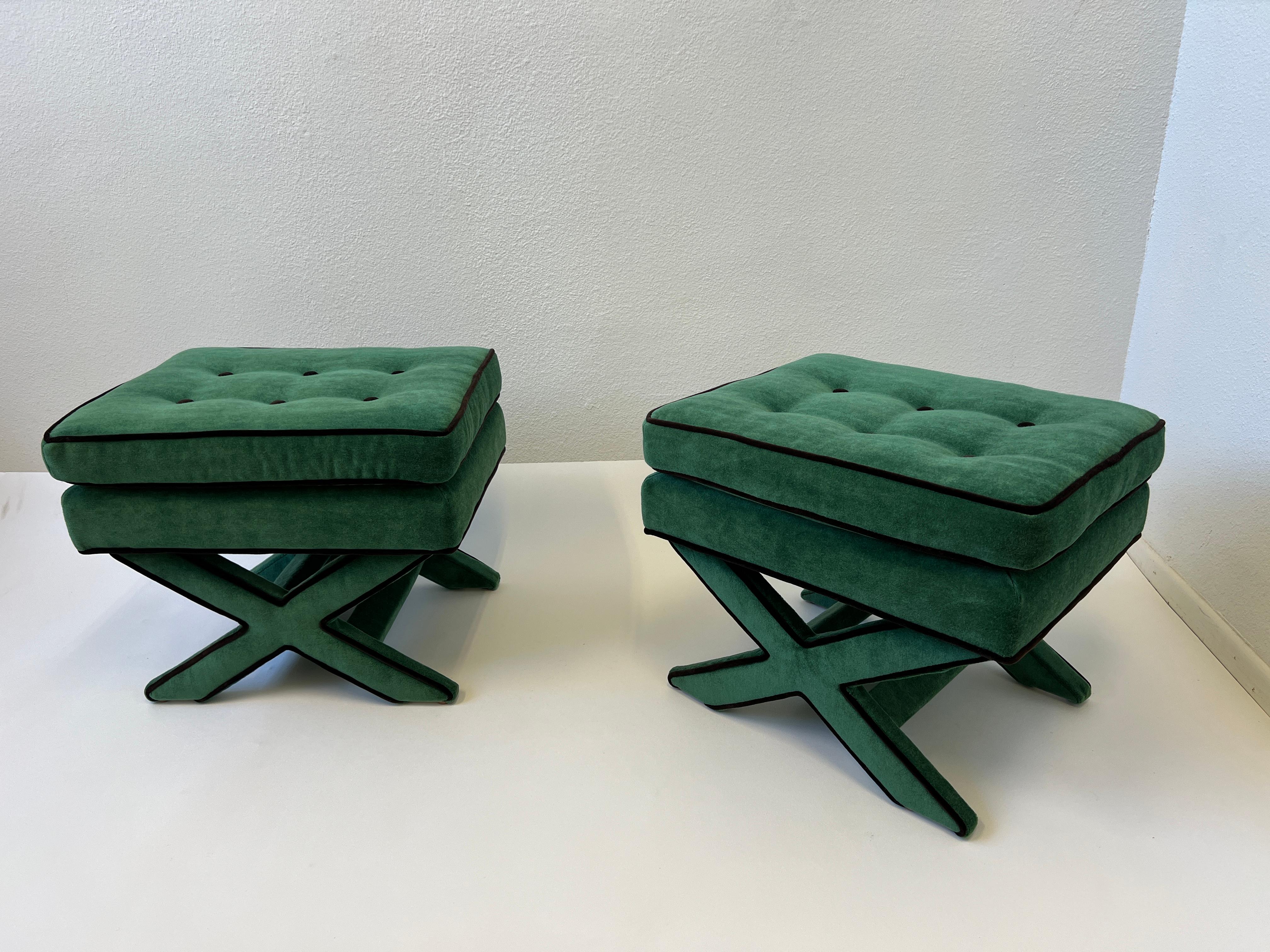 Paire d'ottomans en mohair vert et marron à base en X de Billy Baldwin  Excellent état - En vente à Palm Springs, CA