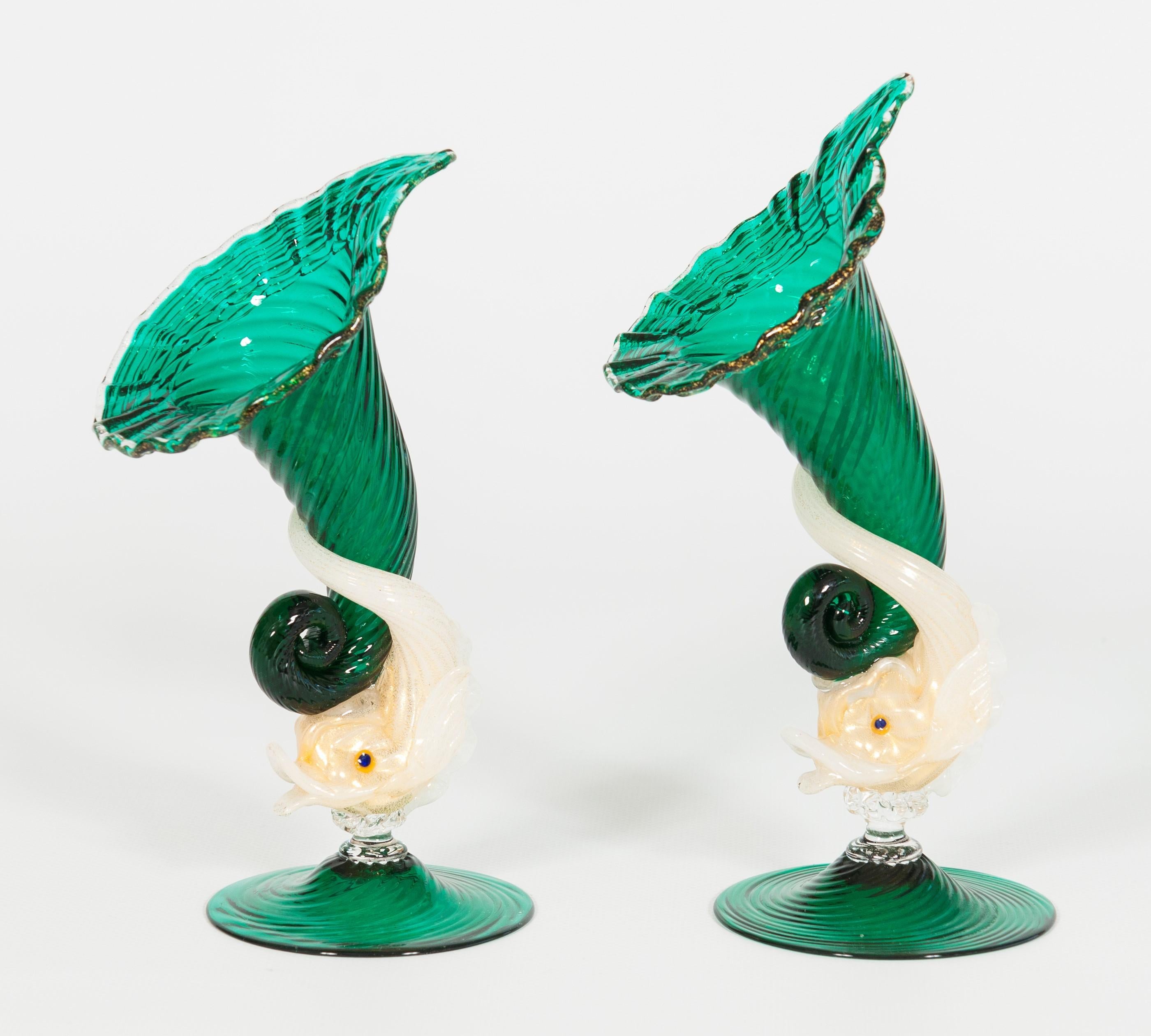 Rare and marvelous pair of green and gold Cornucopia Murano glass cups, Italy, 1960s.
These stunning glasses are composed of an elegant green-colored shell with golden finishes in the upper part, where it opens up, and a silk gold colored dolphin,