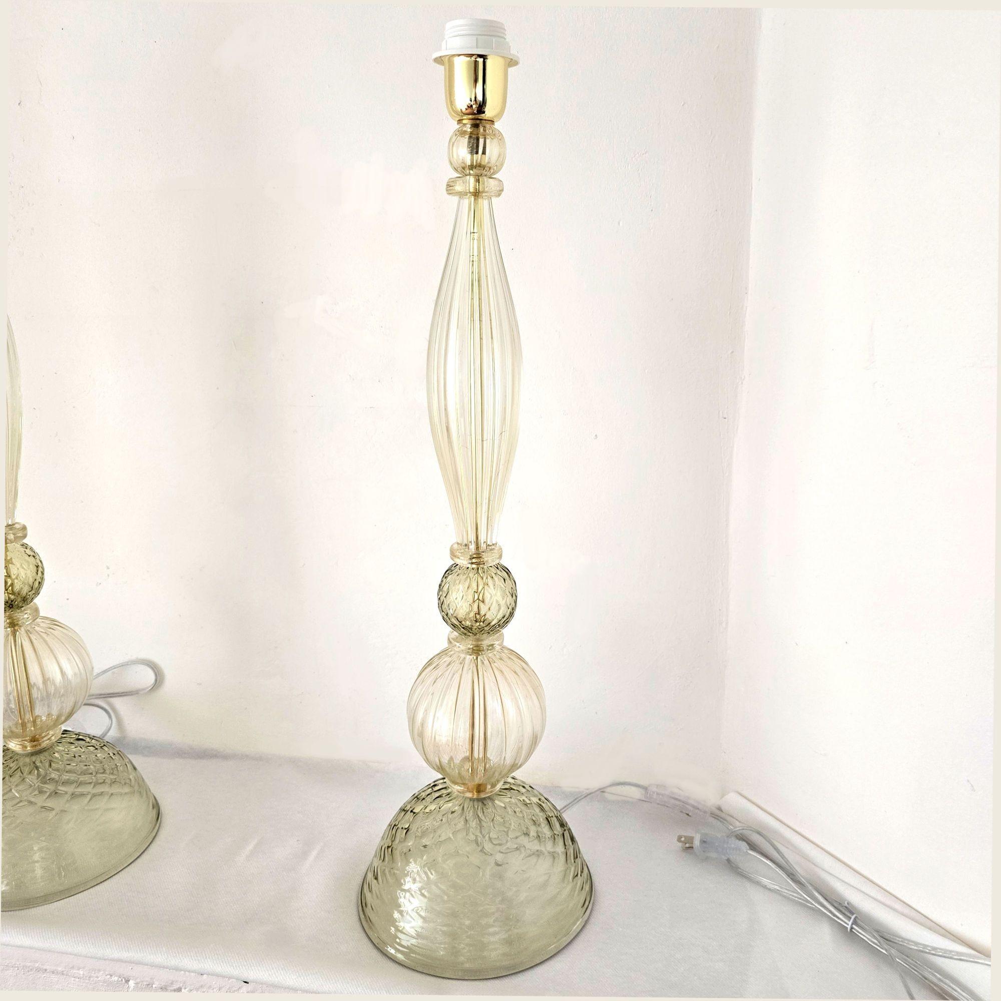 Mid-Century moderno Coppia di lampade in vetro di Murano verde e oro in vendita