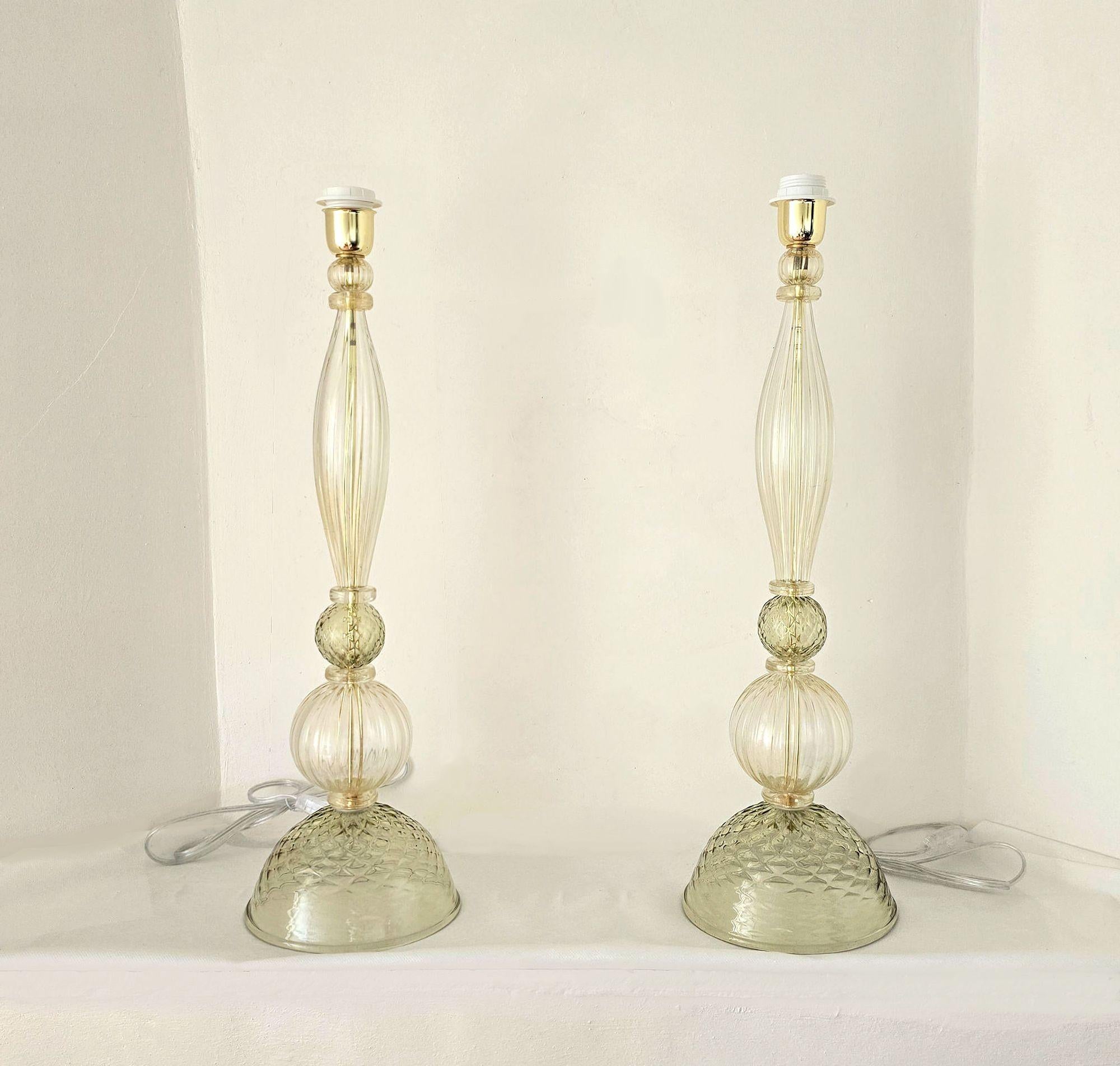 Italiano Coppia di lampade in vetro di Murano verde e oro in vendita