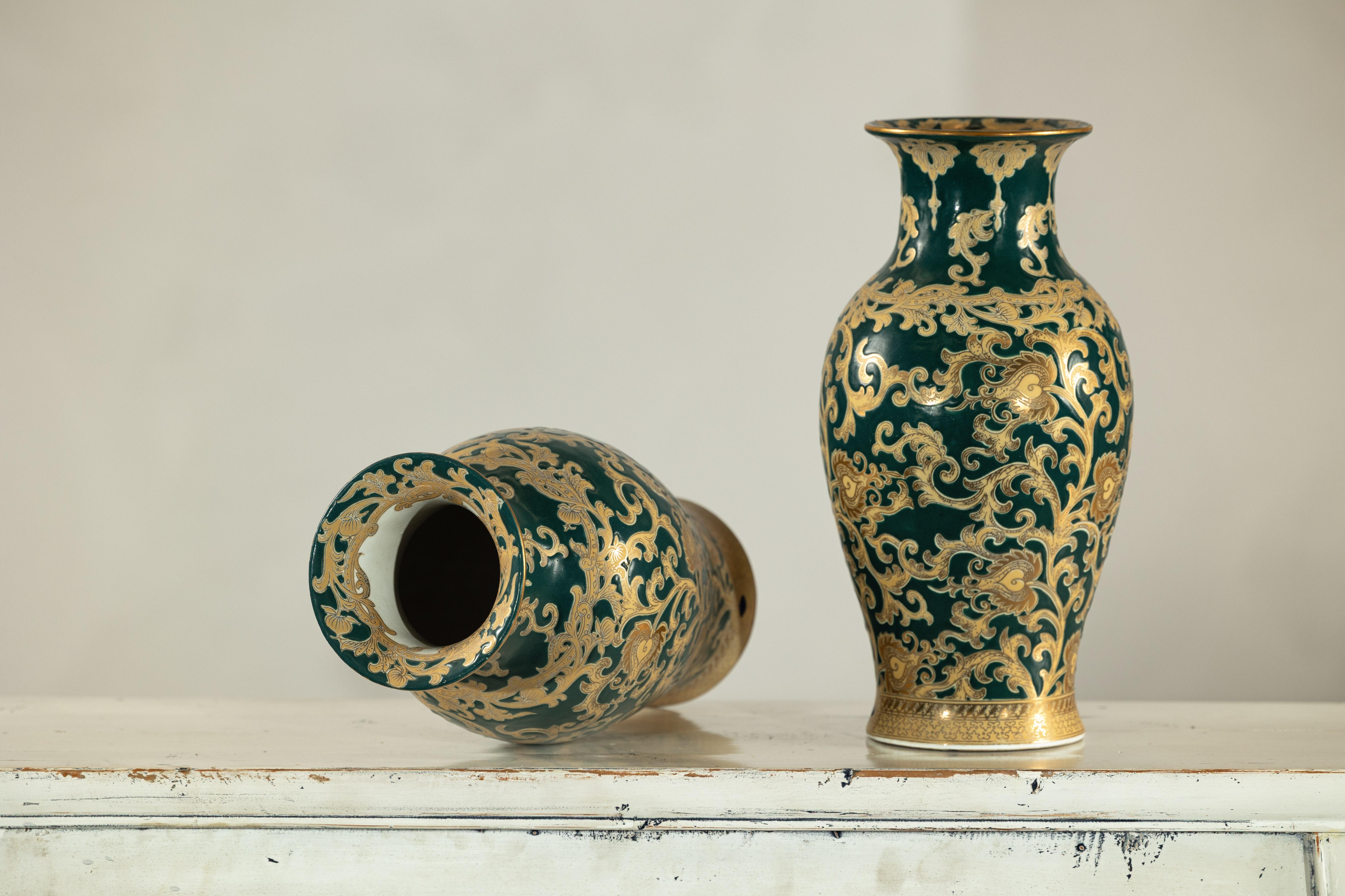 Pareja de jarrones de porcelana verde y dorada con volutas de follaje en venta 3