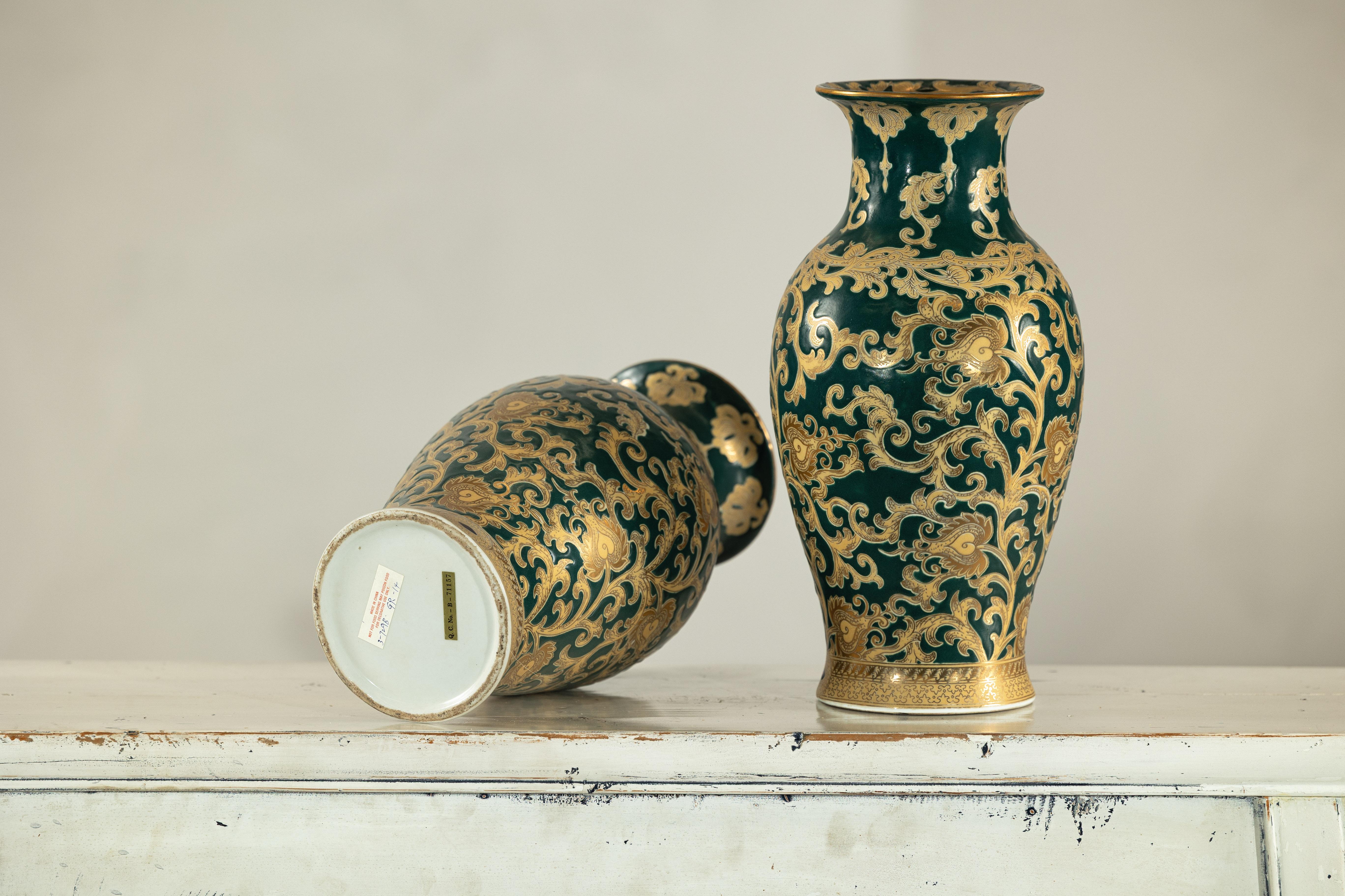 Pareja de jarrones de porcelana verde y dorada con volutas de follaje en venta 4