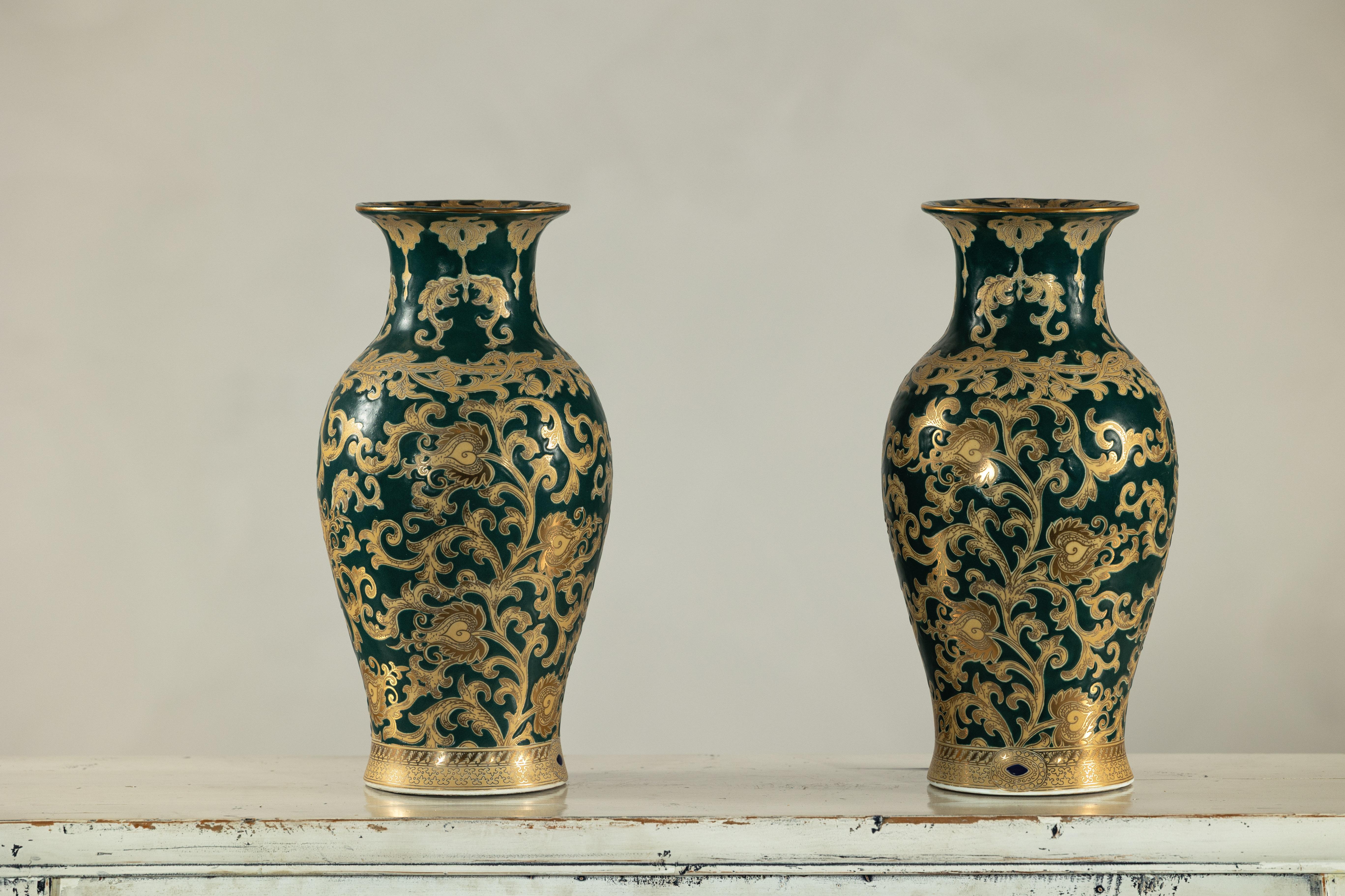 Pareja de jarrones de porcelana verde y dorada con volutas de follaje en venta 5